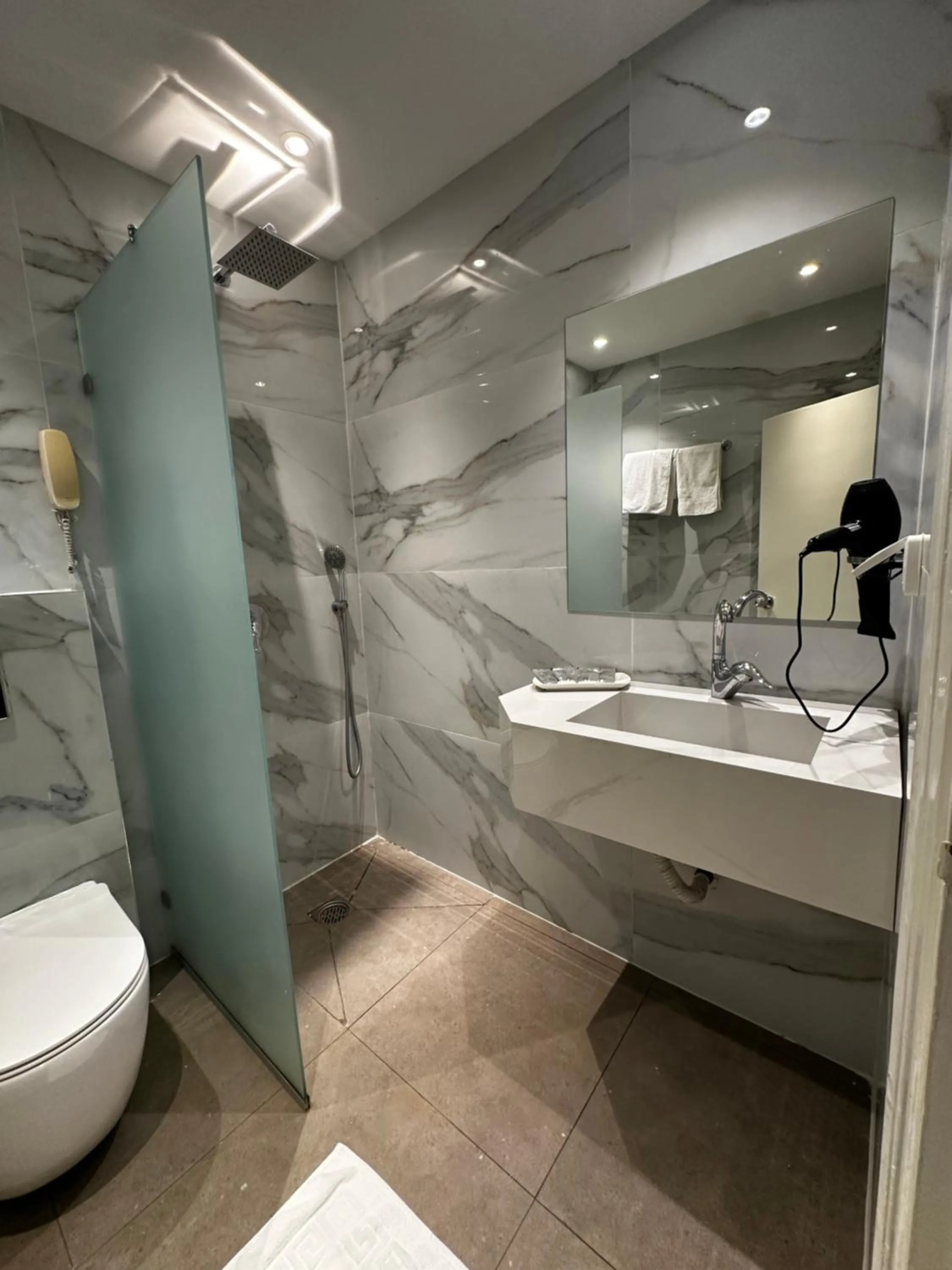 Shower in Shepherd Hotel