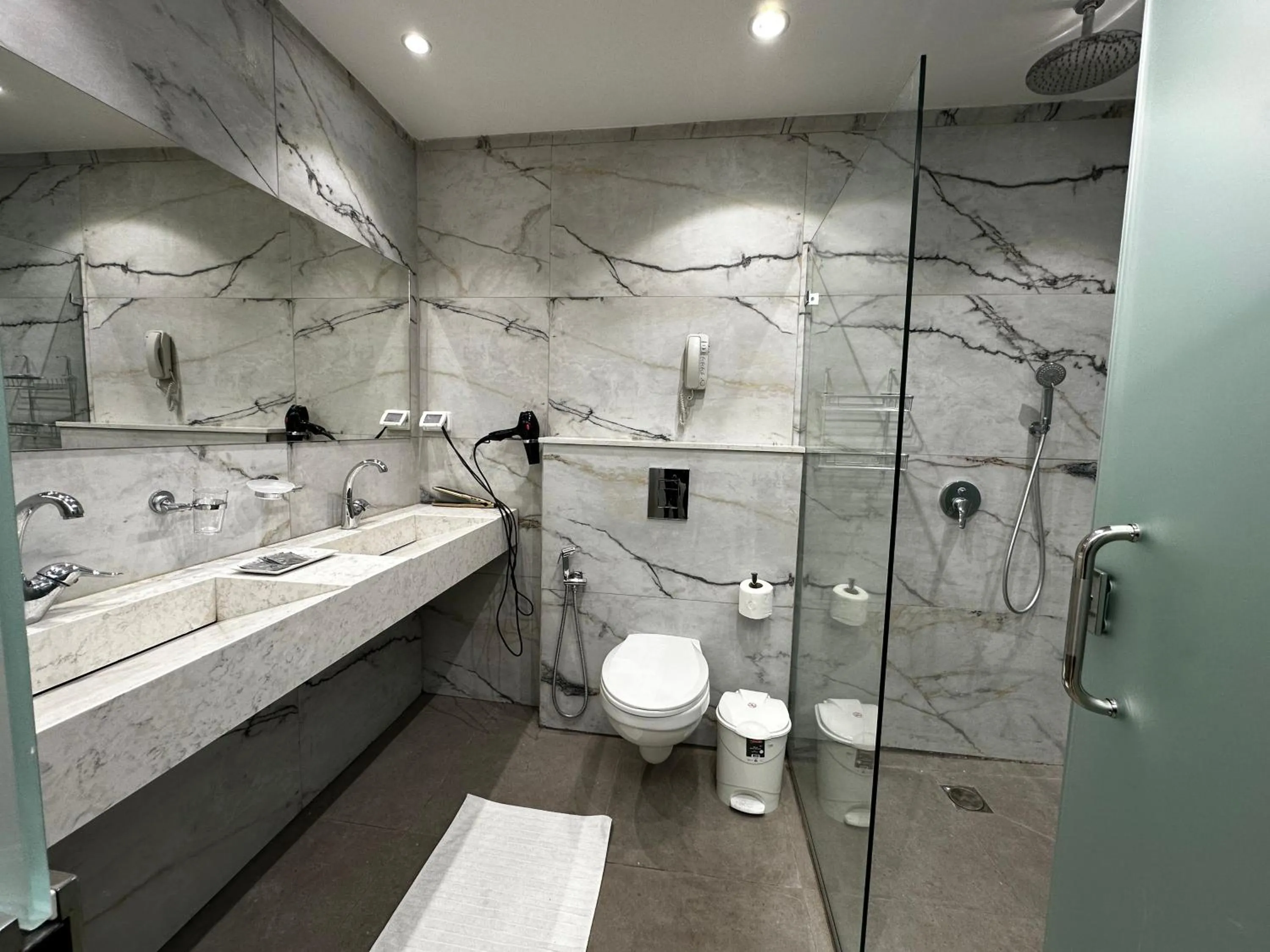 Shower in Shepherd Hotel