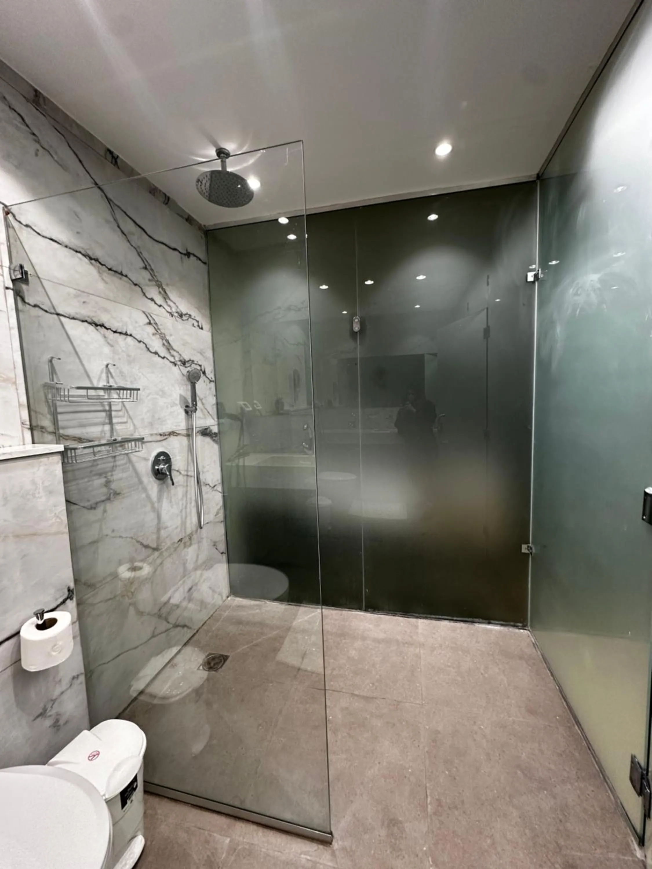 Shower in Shepherd Hotel