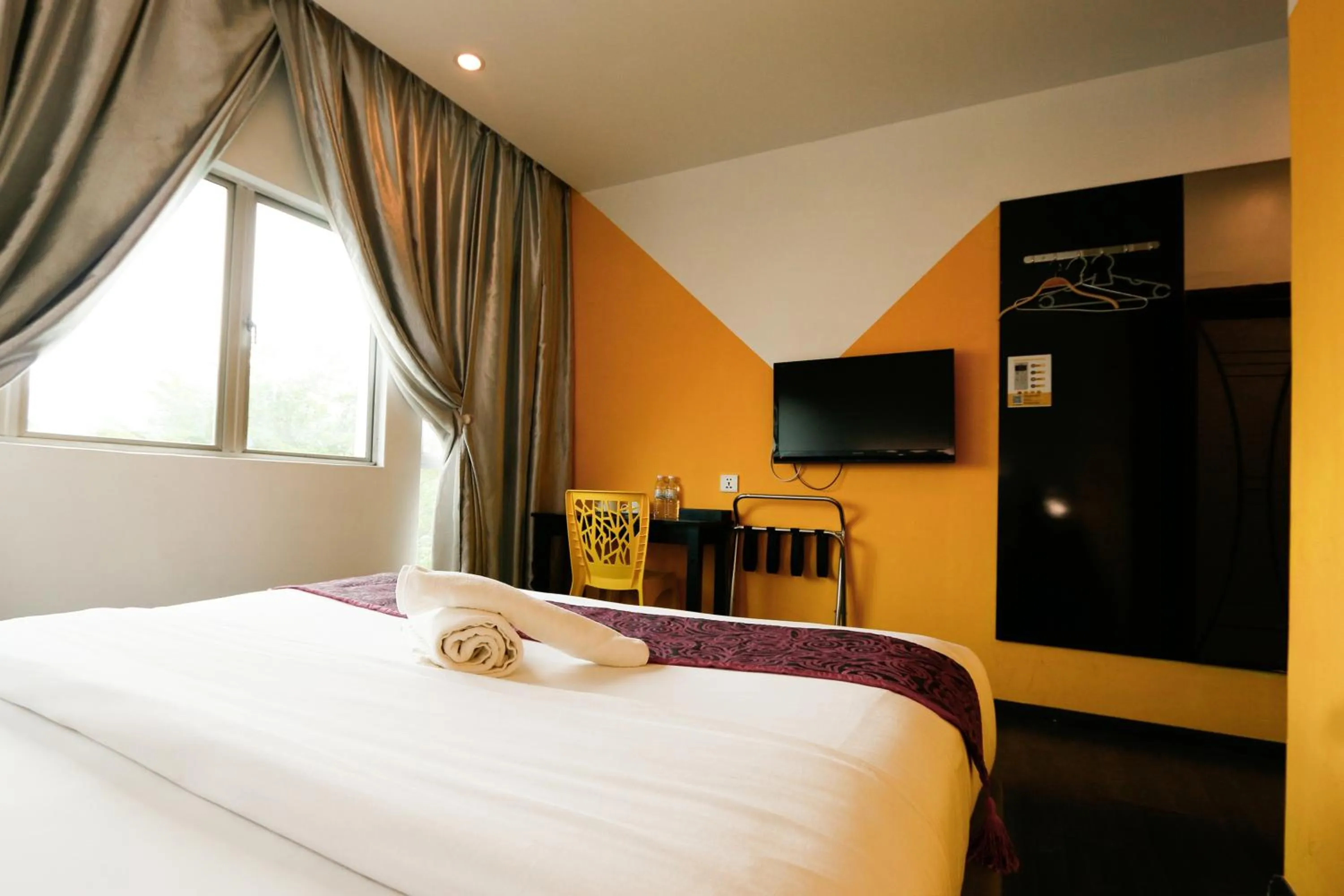Photo of the whole room, Bed in Golden Roof Hotel Ampang Ipoh