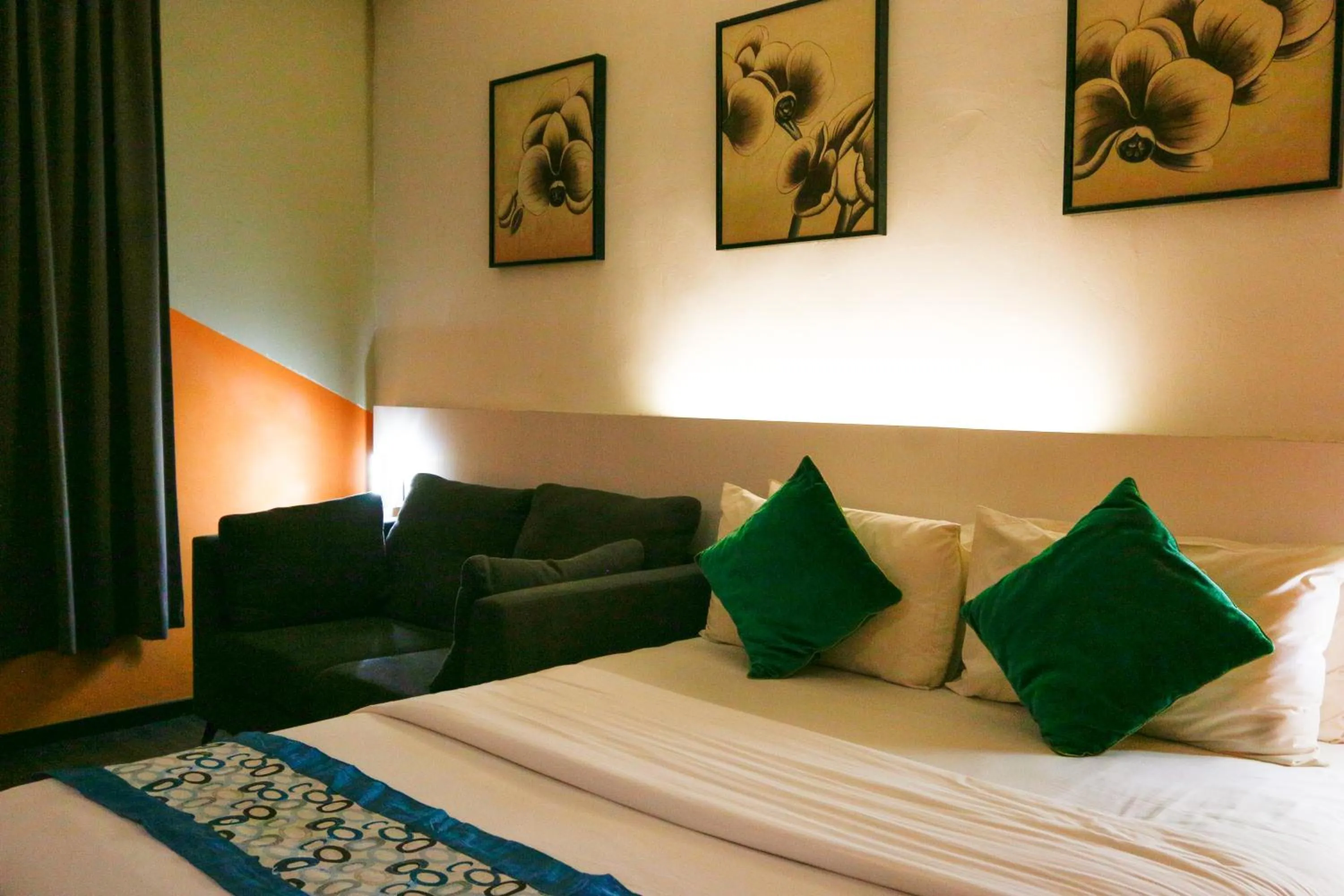 Seating area, Bed in Golden Roof Hotel Ampang Ipoh