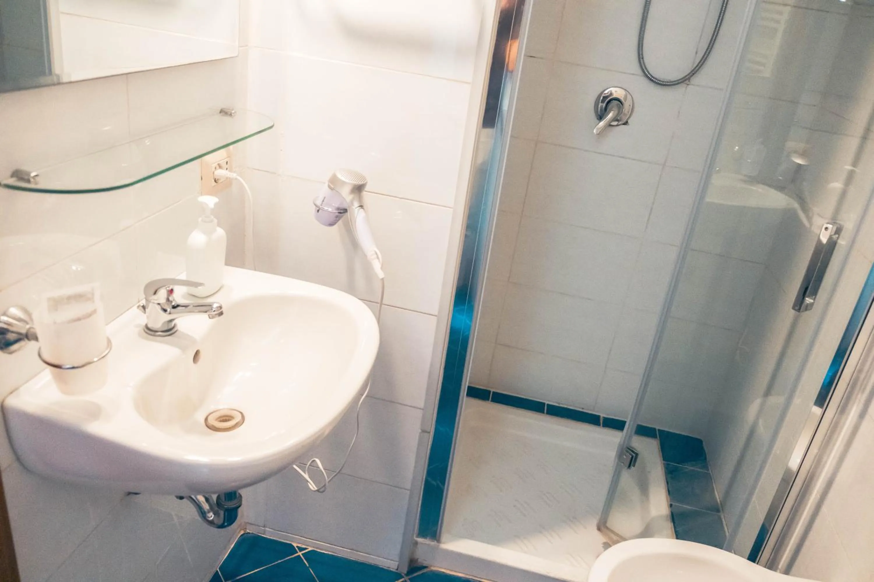 Shower in Hotel Big Bang