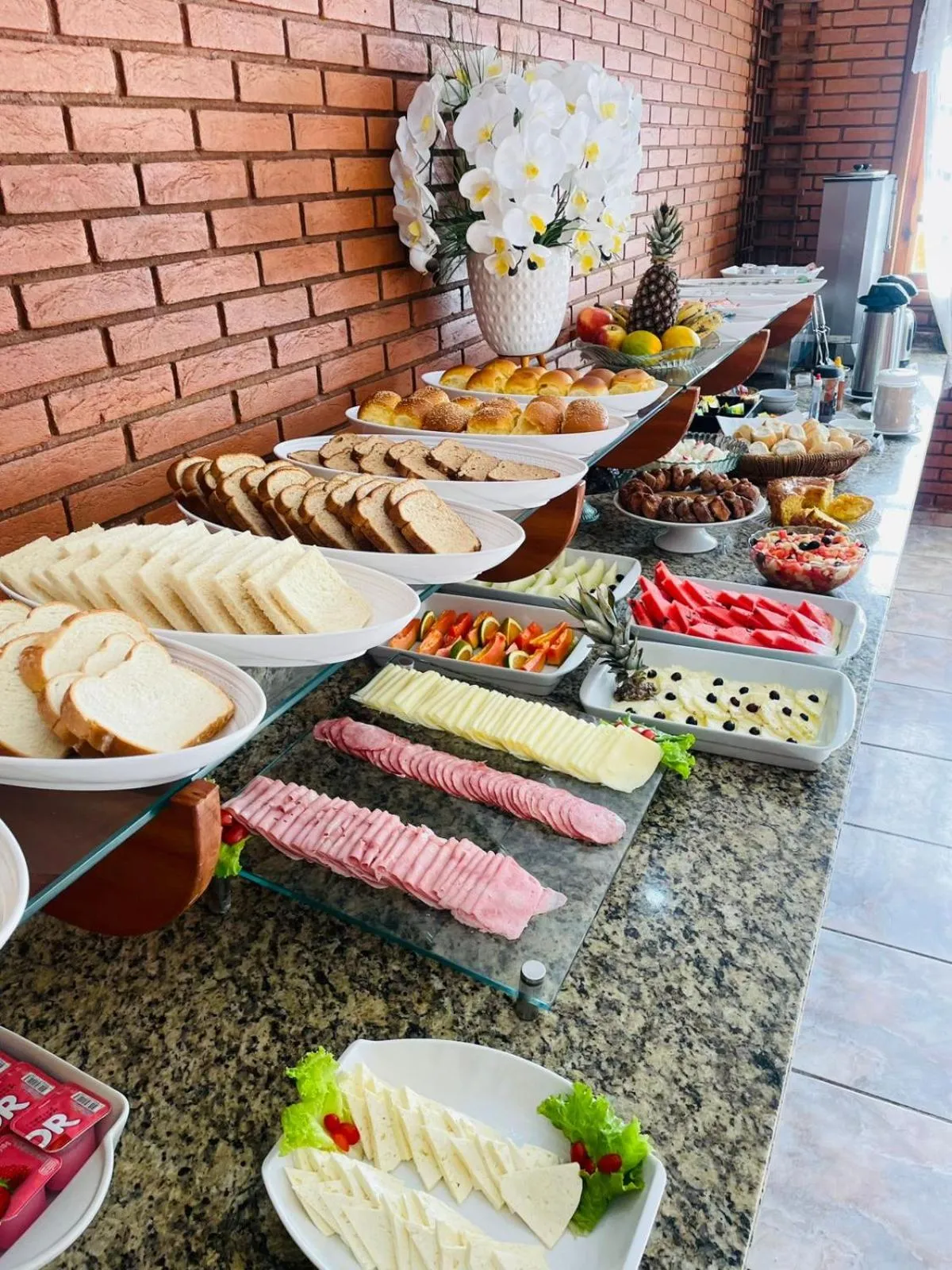 Restaurant/places to eat in Hotel Garnier