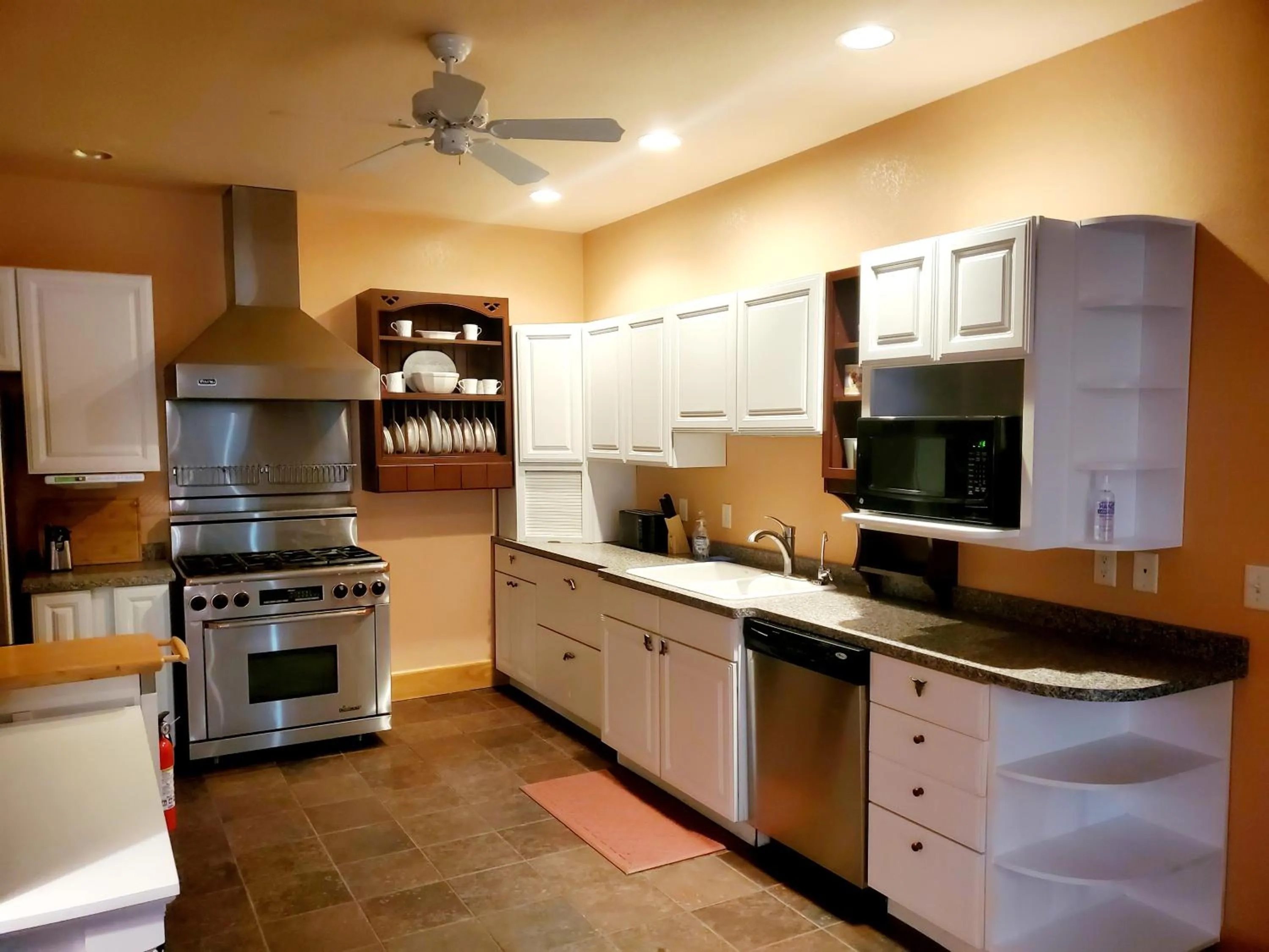 Kitchen or kitchenette in Dream Drift Motel