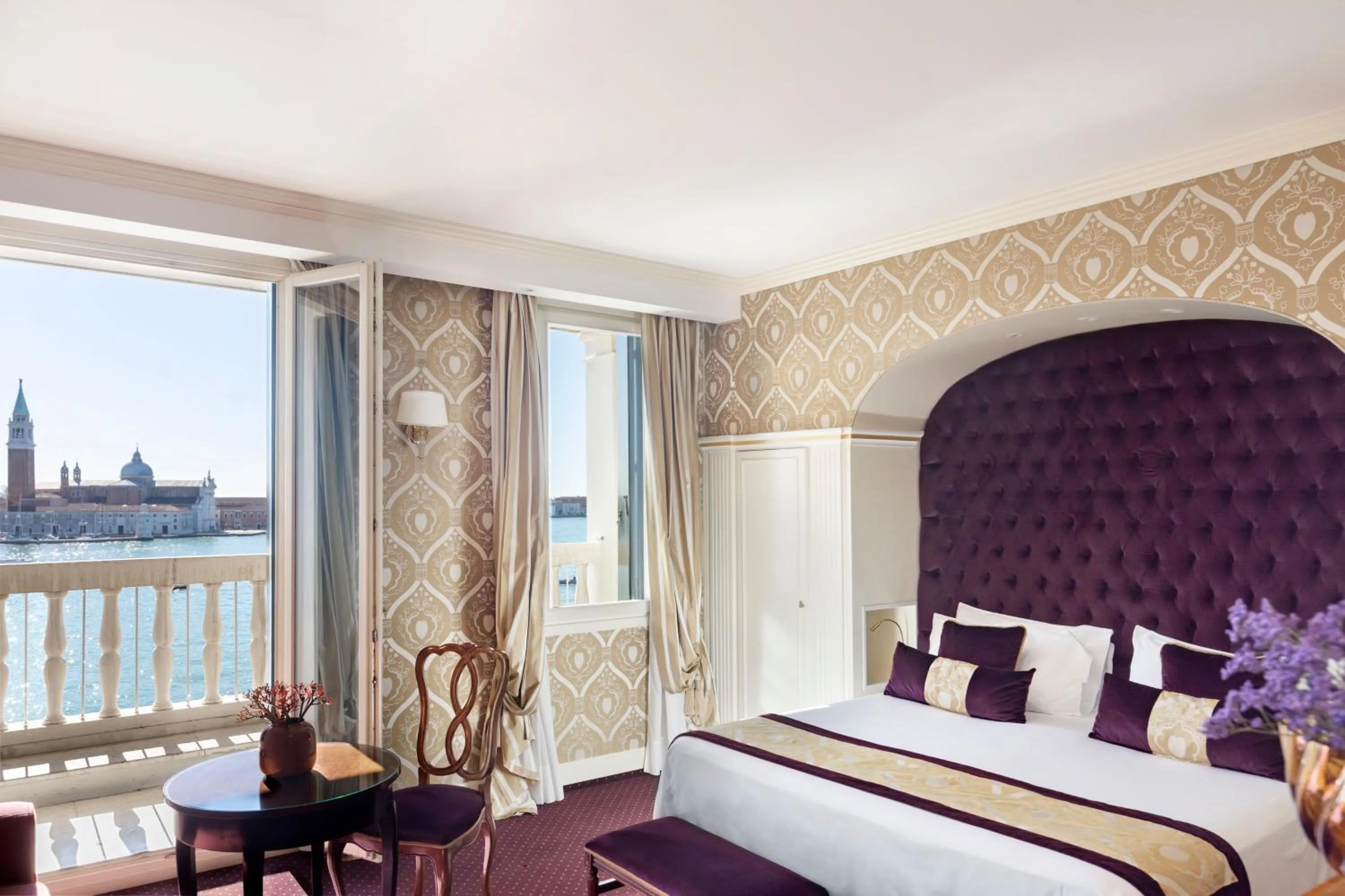 Bed in Londra Palace Venezia