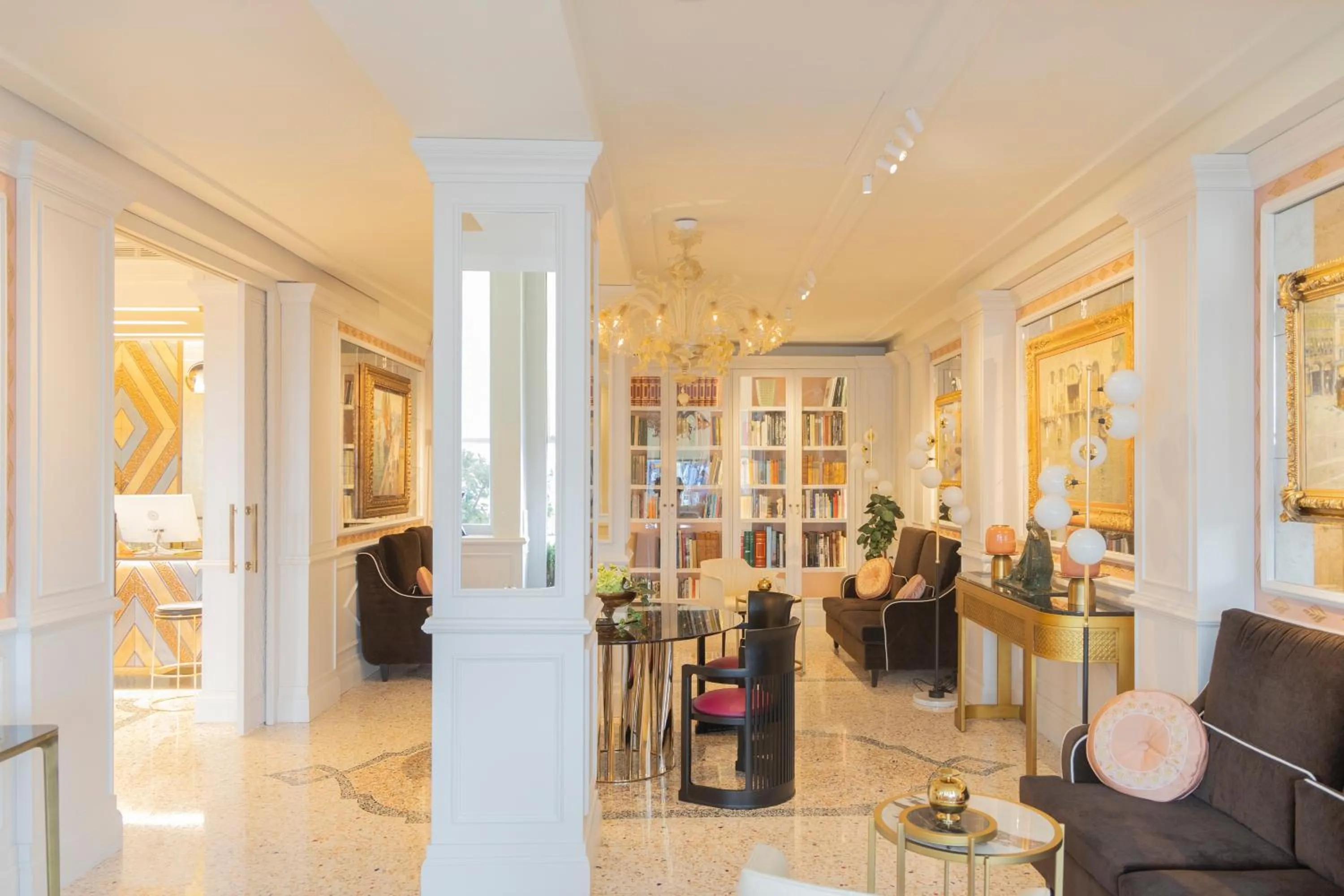 Library in Londra Palace Venezia