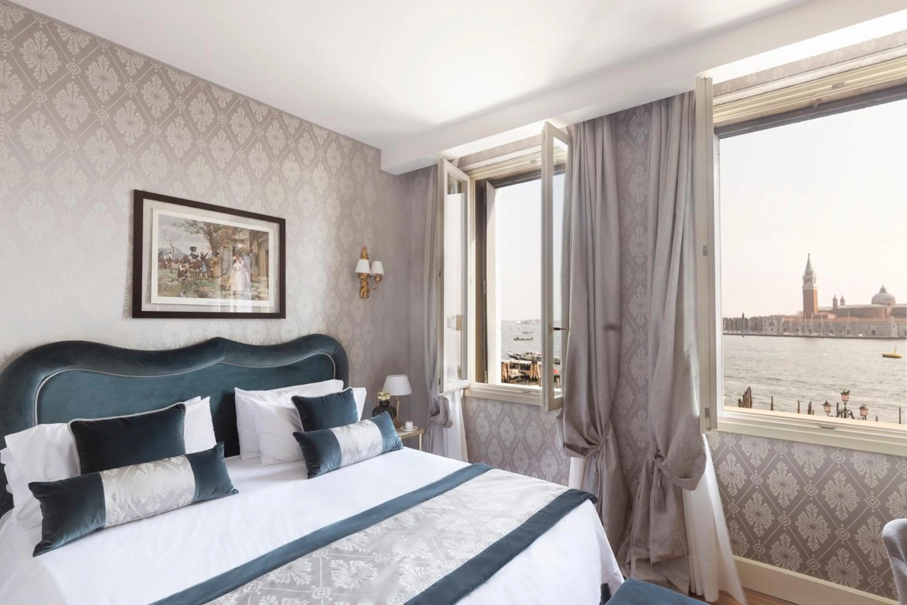 Bed in Londra Palace Venezia