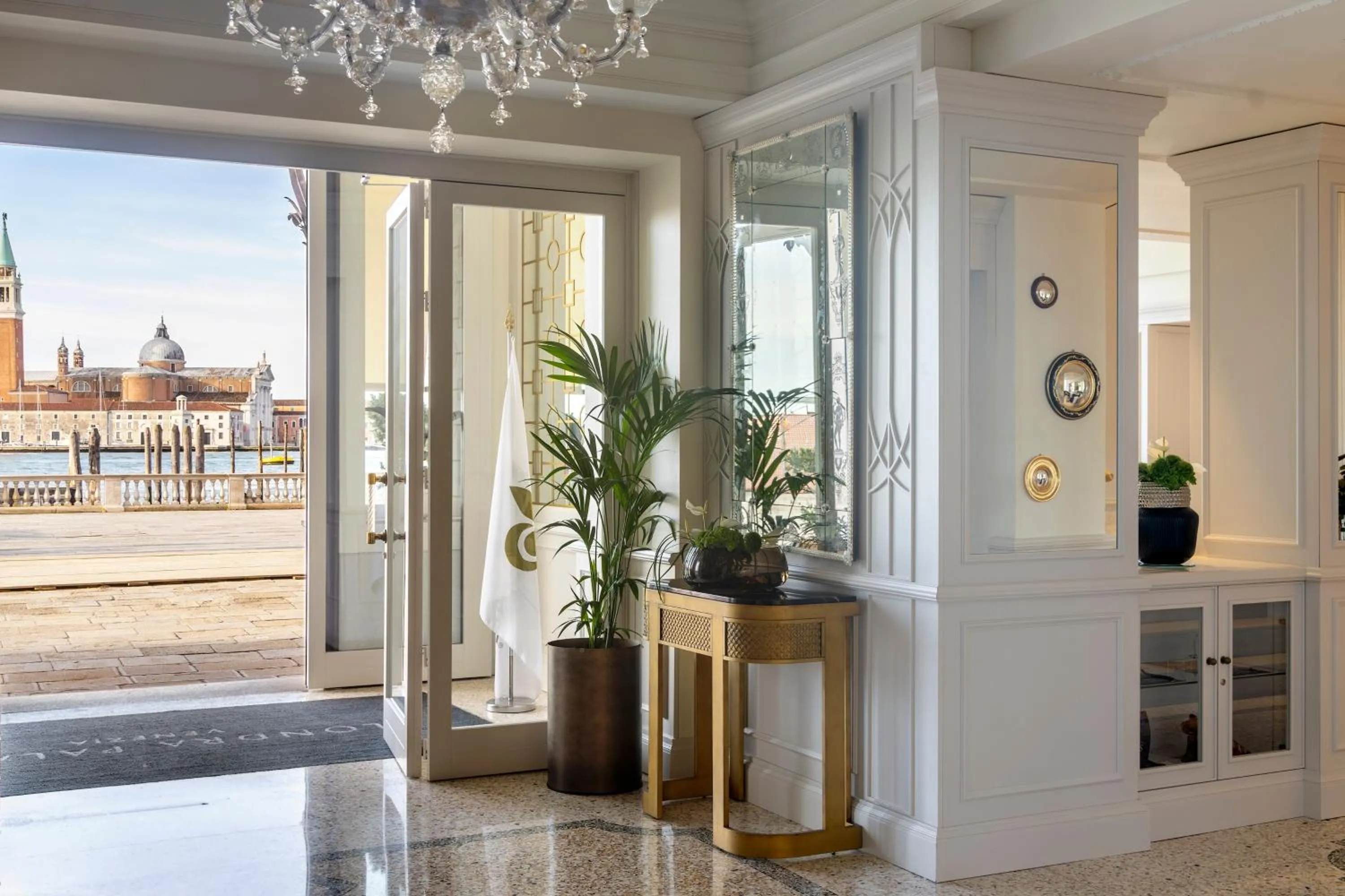 Facade/entrance in Londra Palace Venezia