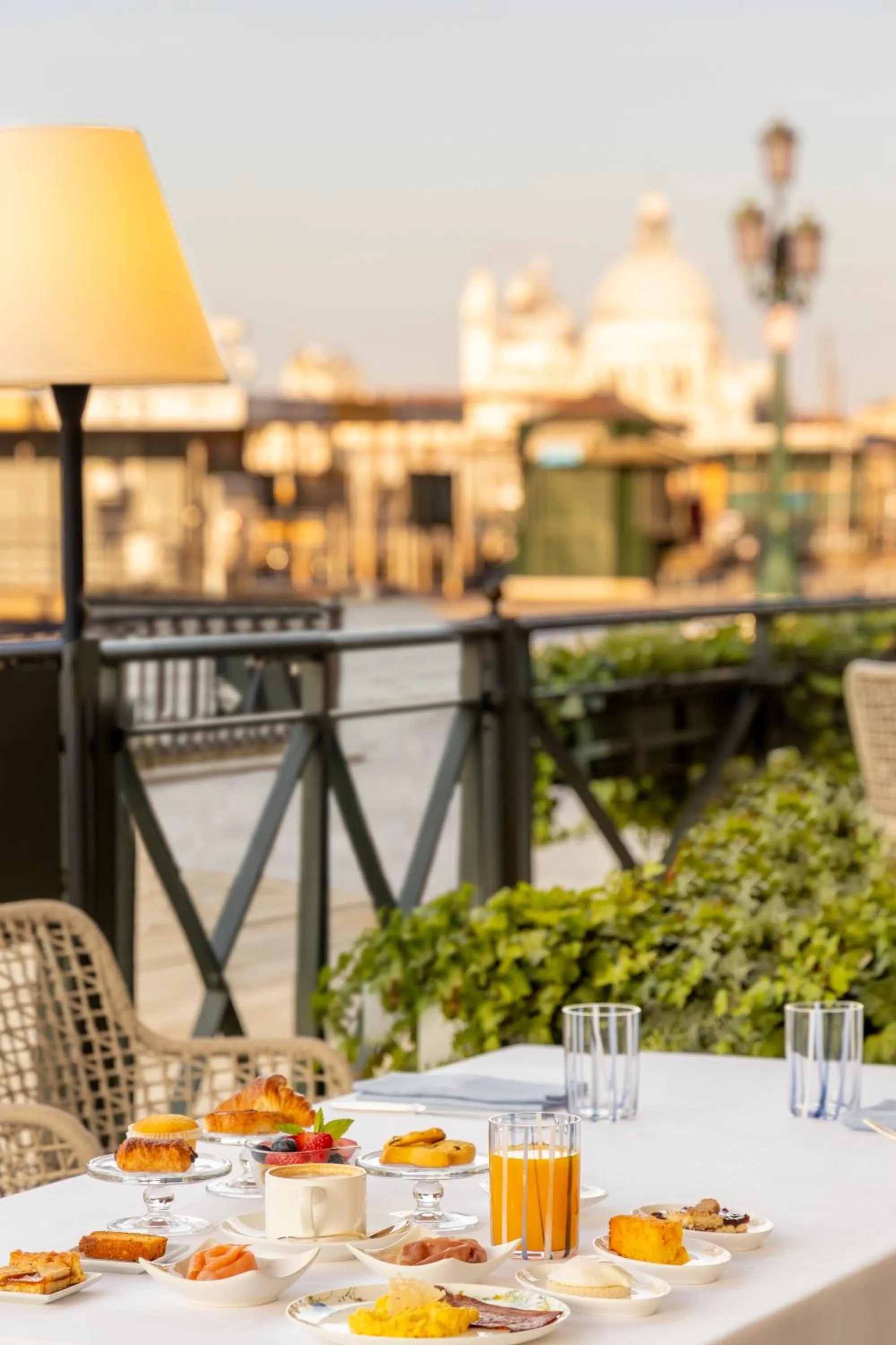 Restaurant/places to eat in Londra Palace Venezia