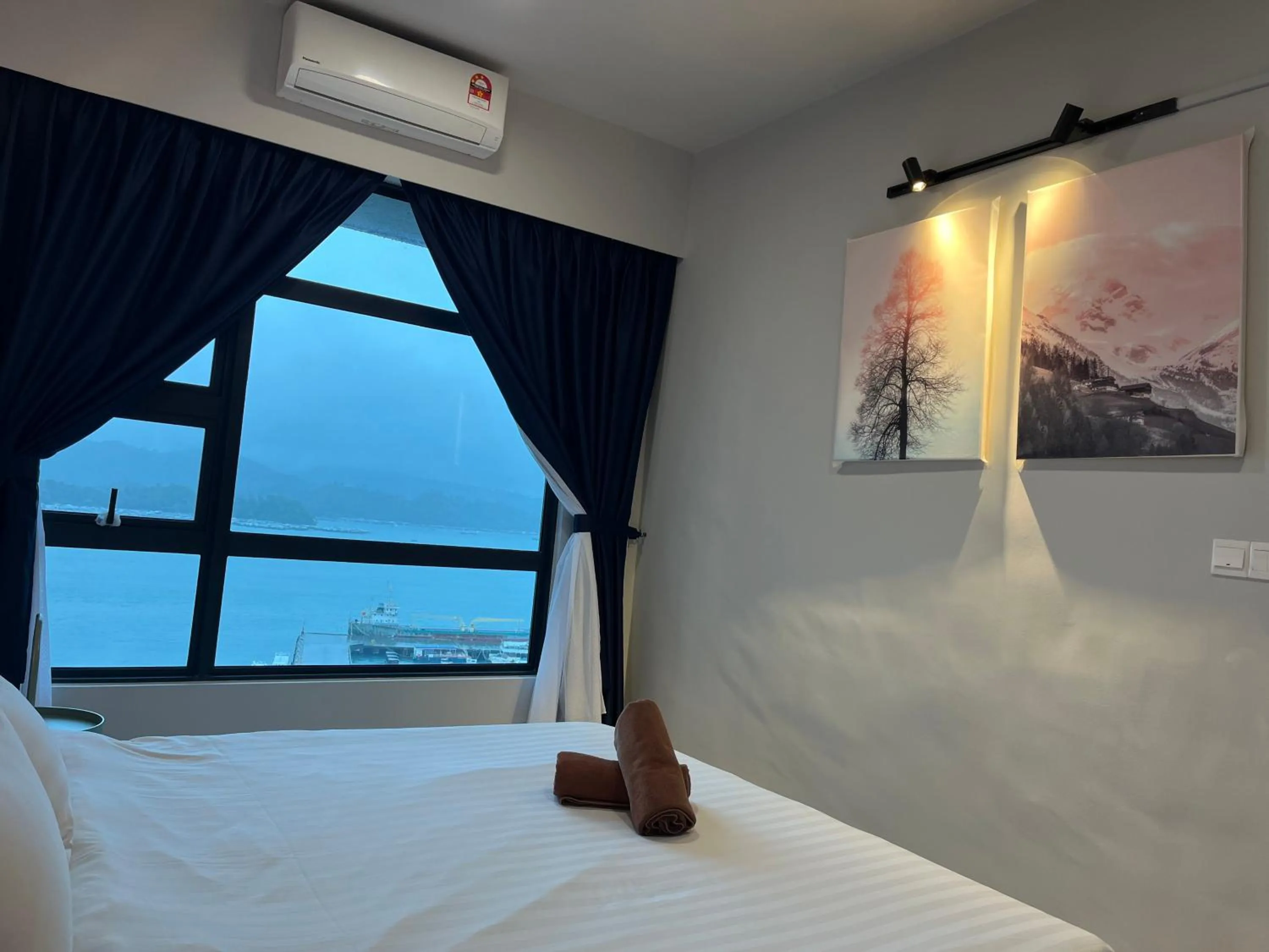 Bed in Splendours Condos@Jesselton Quay