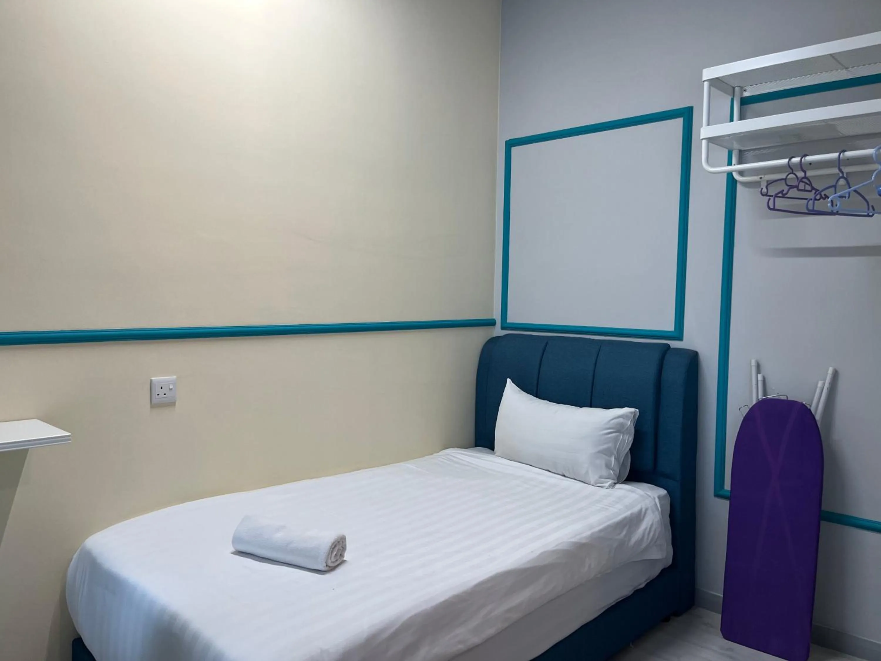 Bed in Splendours Condos@Jesselton Quay