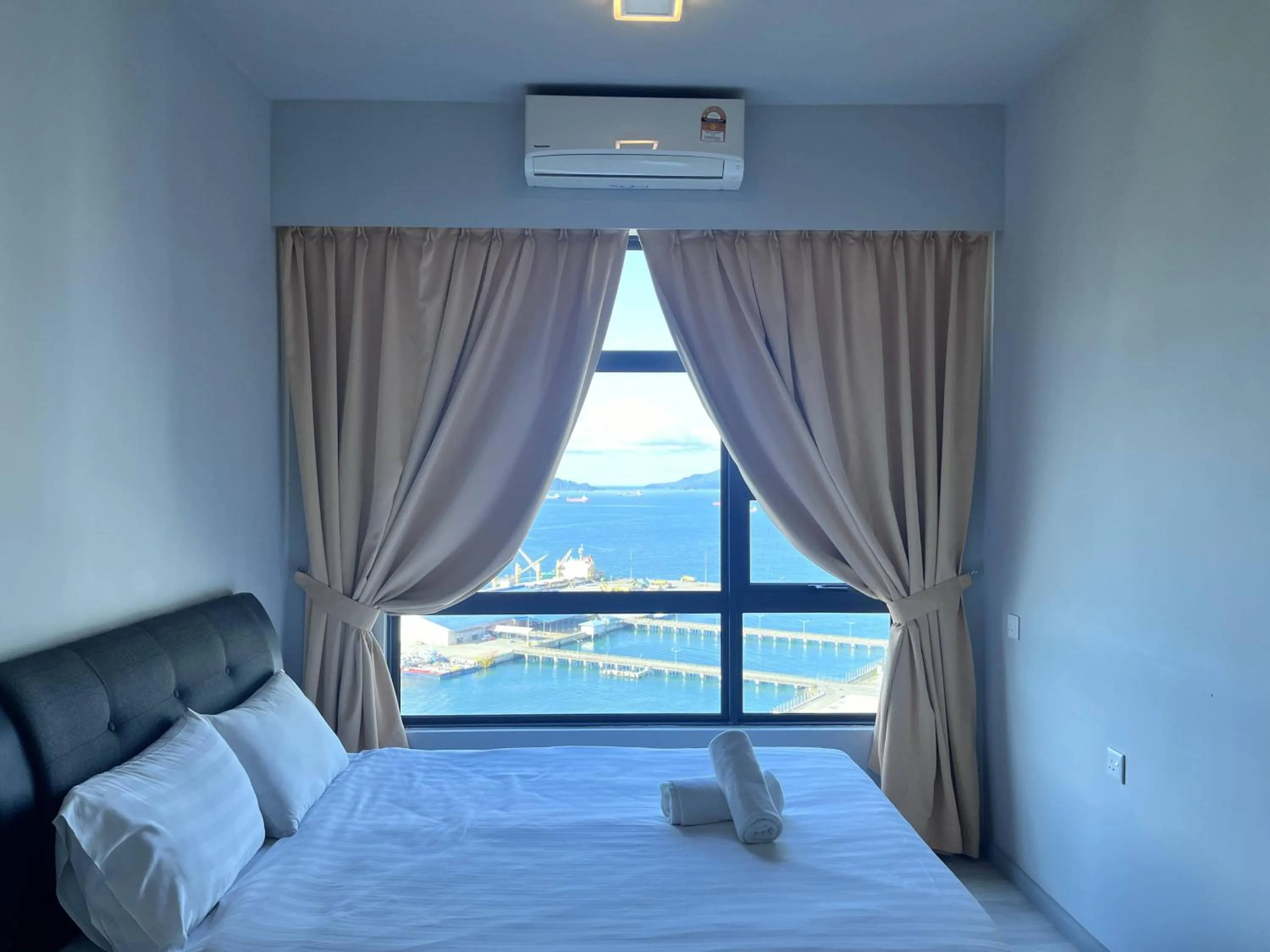 Bed in Splendours Condos@Jesselton Quay