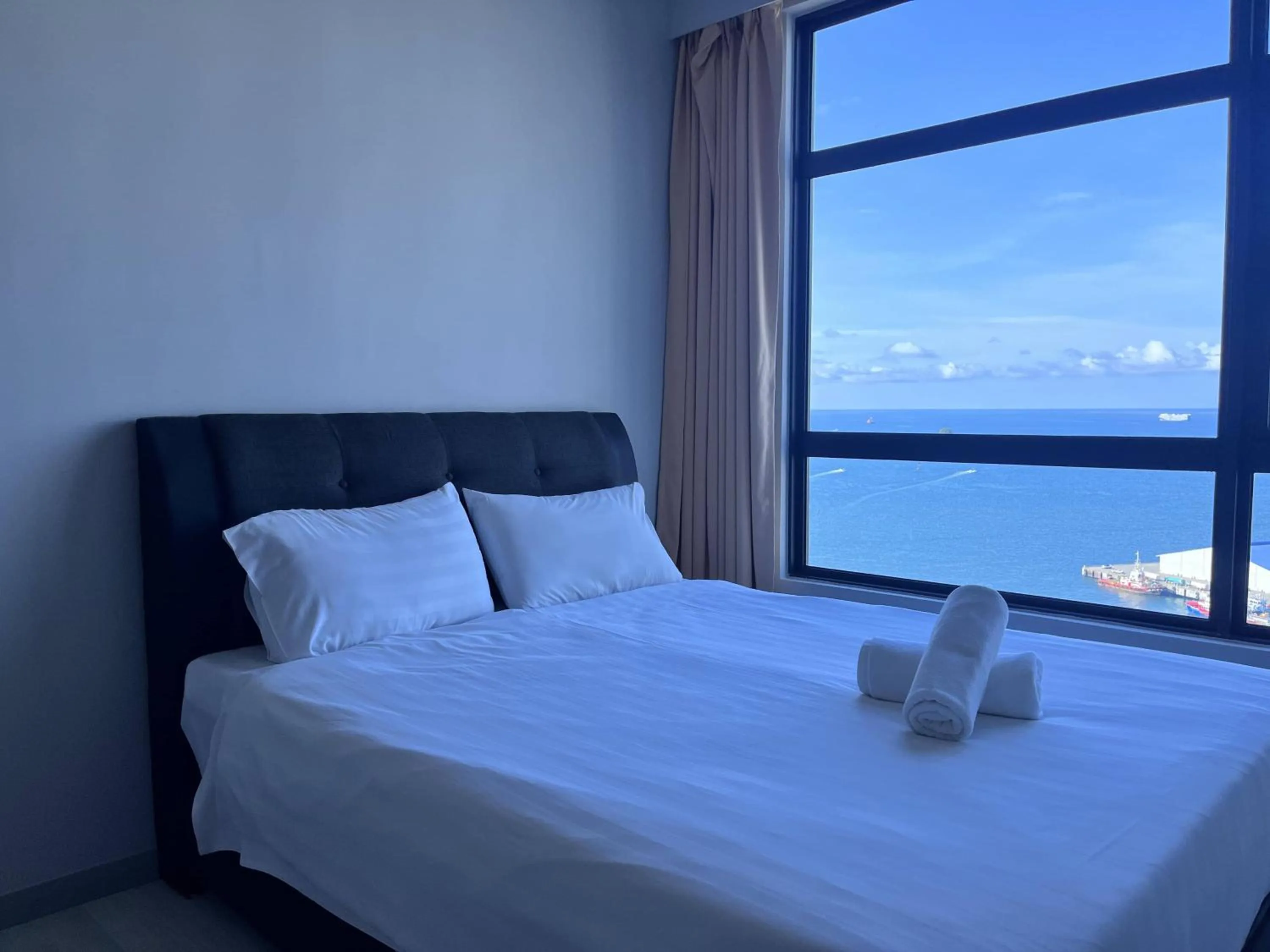 Bed in Splendours Condos@Jesselton Quay