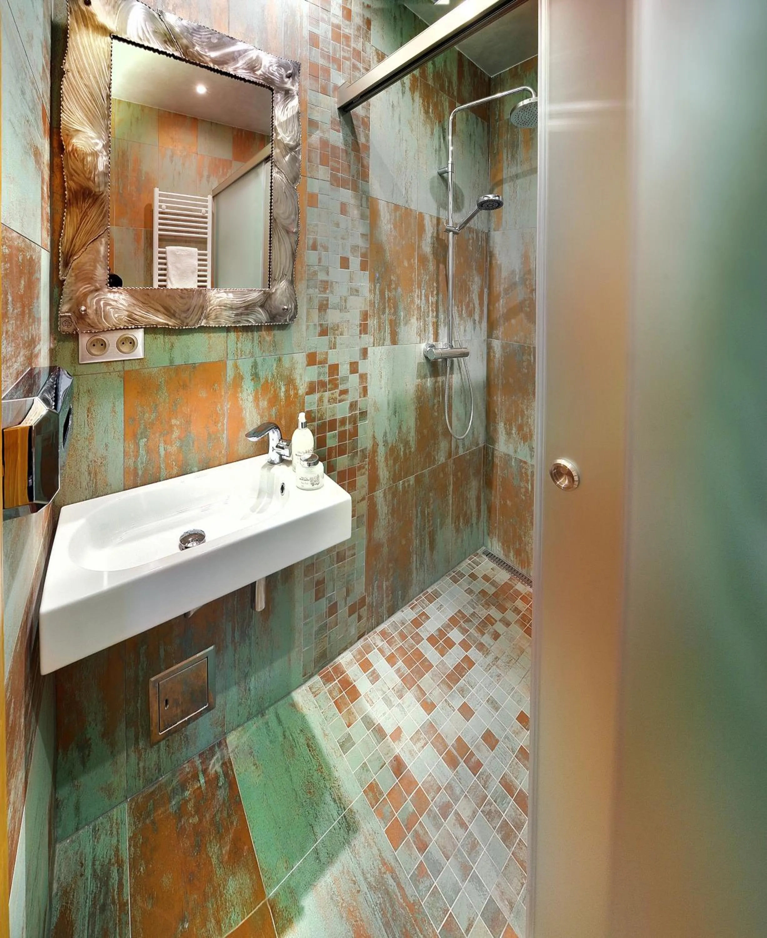 Shower in Noc na Chopku, Rotunda