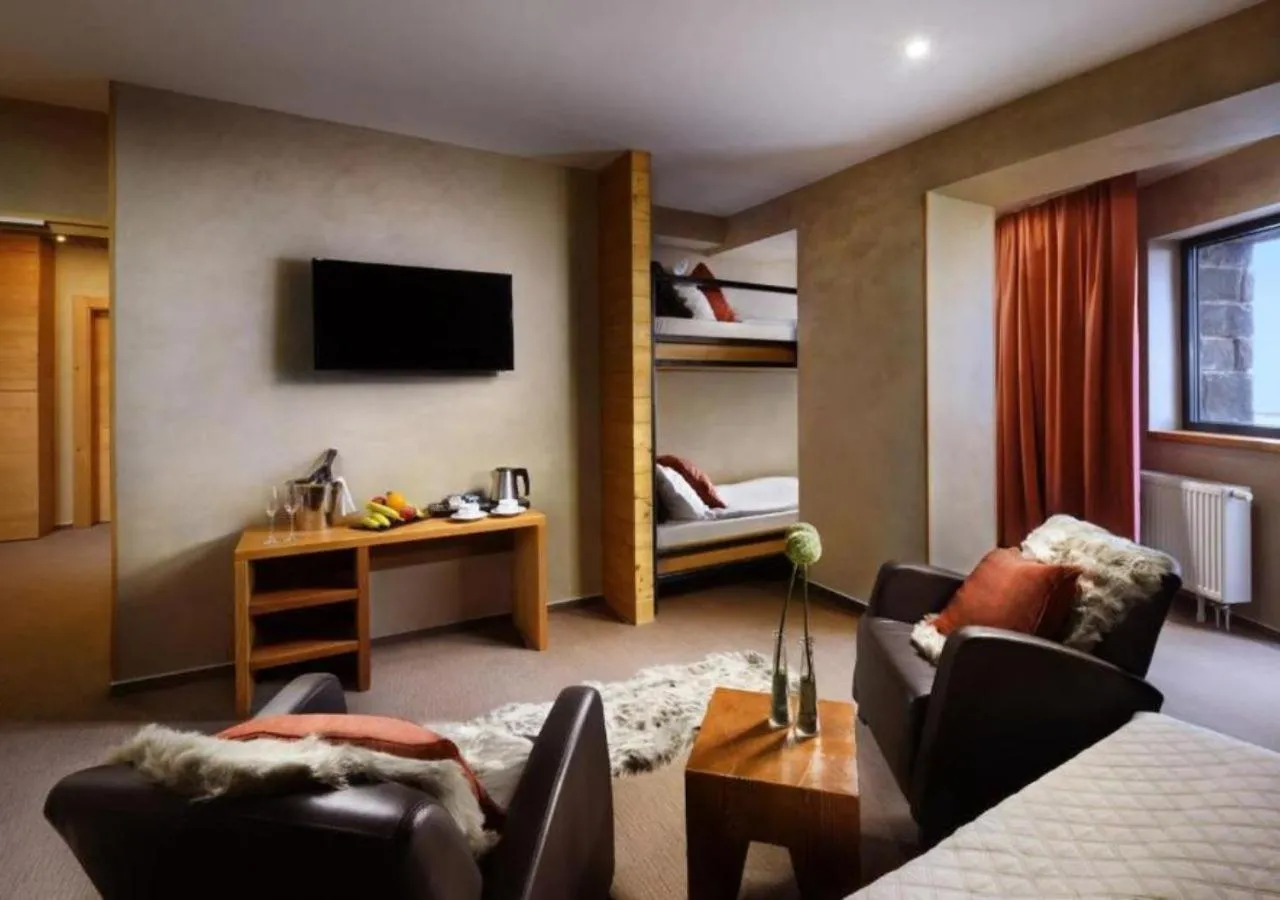 Communal lounge/ TV room, Bed in Noc na Chopku, Rotunda