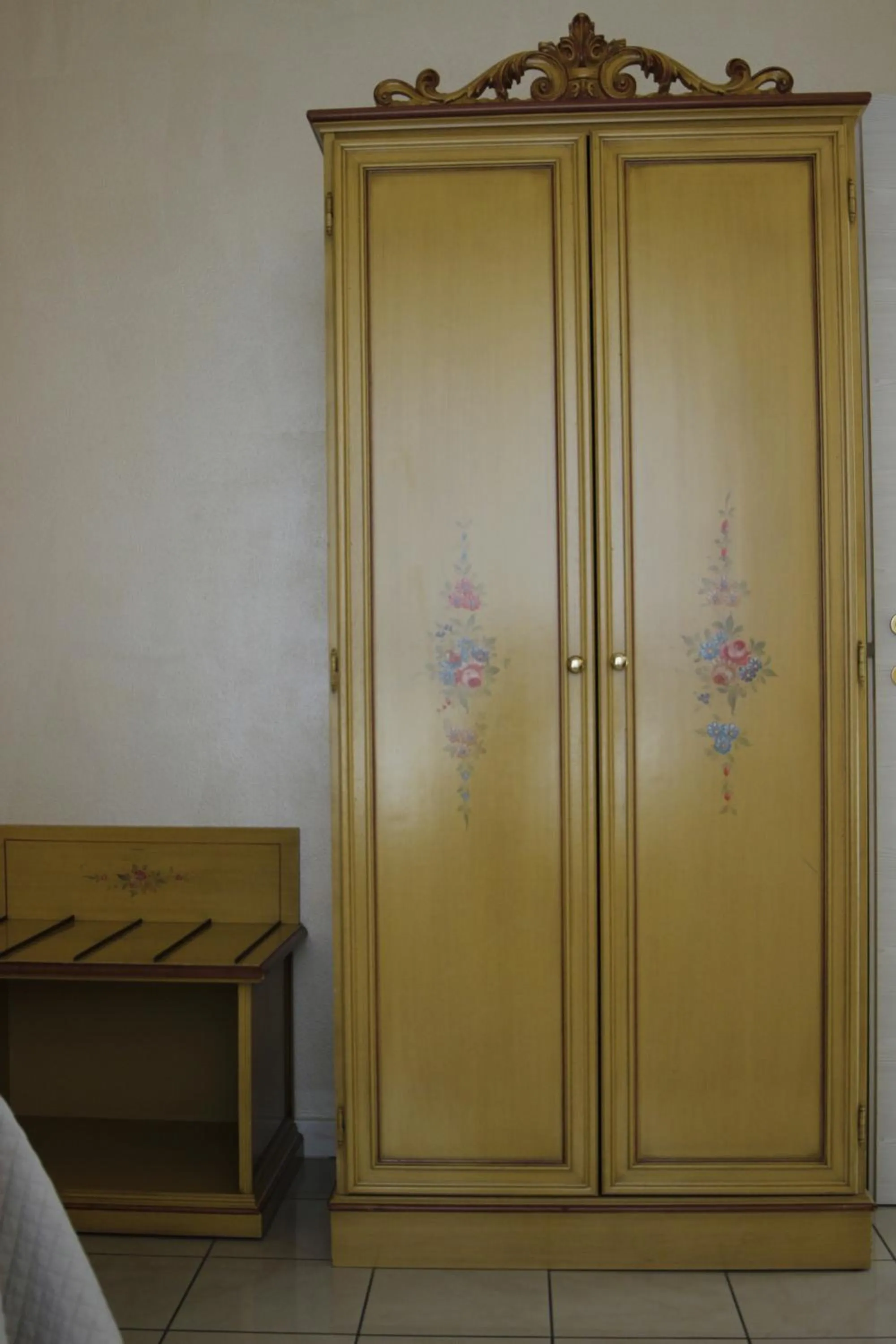 wardrobe in Piccolo Hotel Nogara