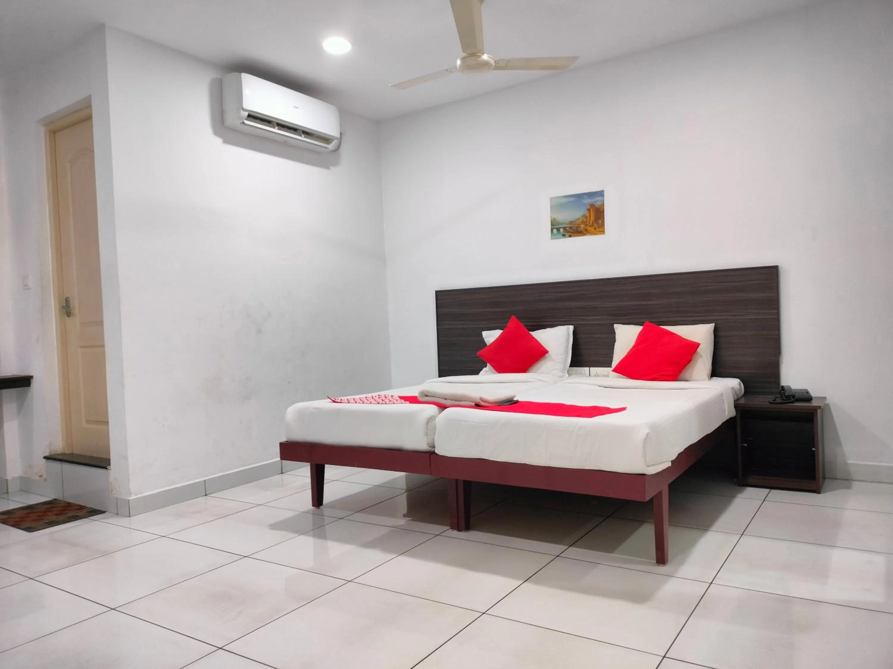 Bed in Kings Fort Rooms Thrippunithura