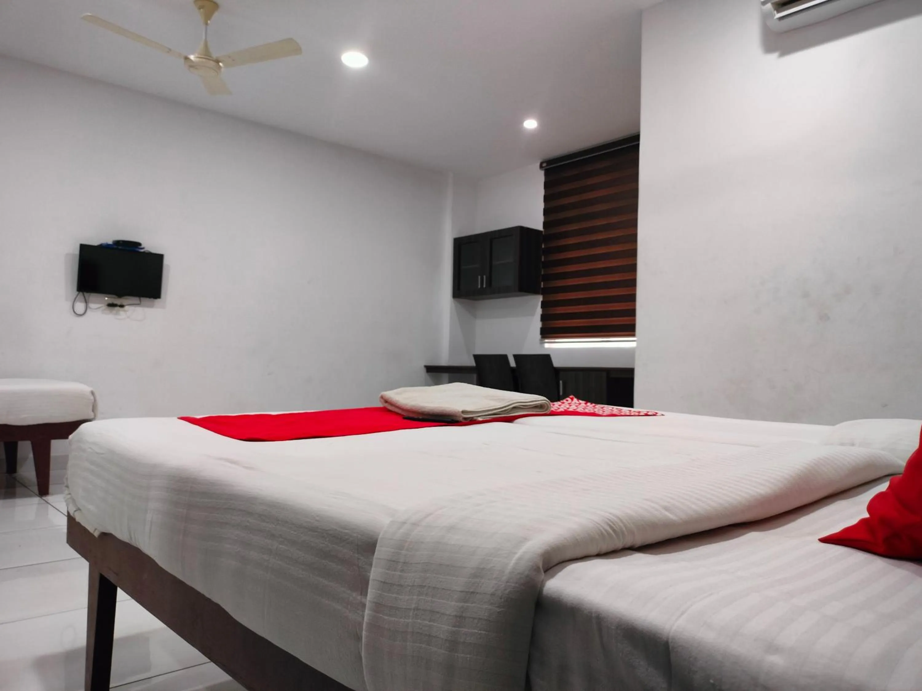 Bed in Kings Fort Rooms Thrippunithura