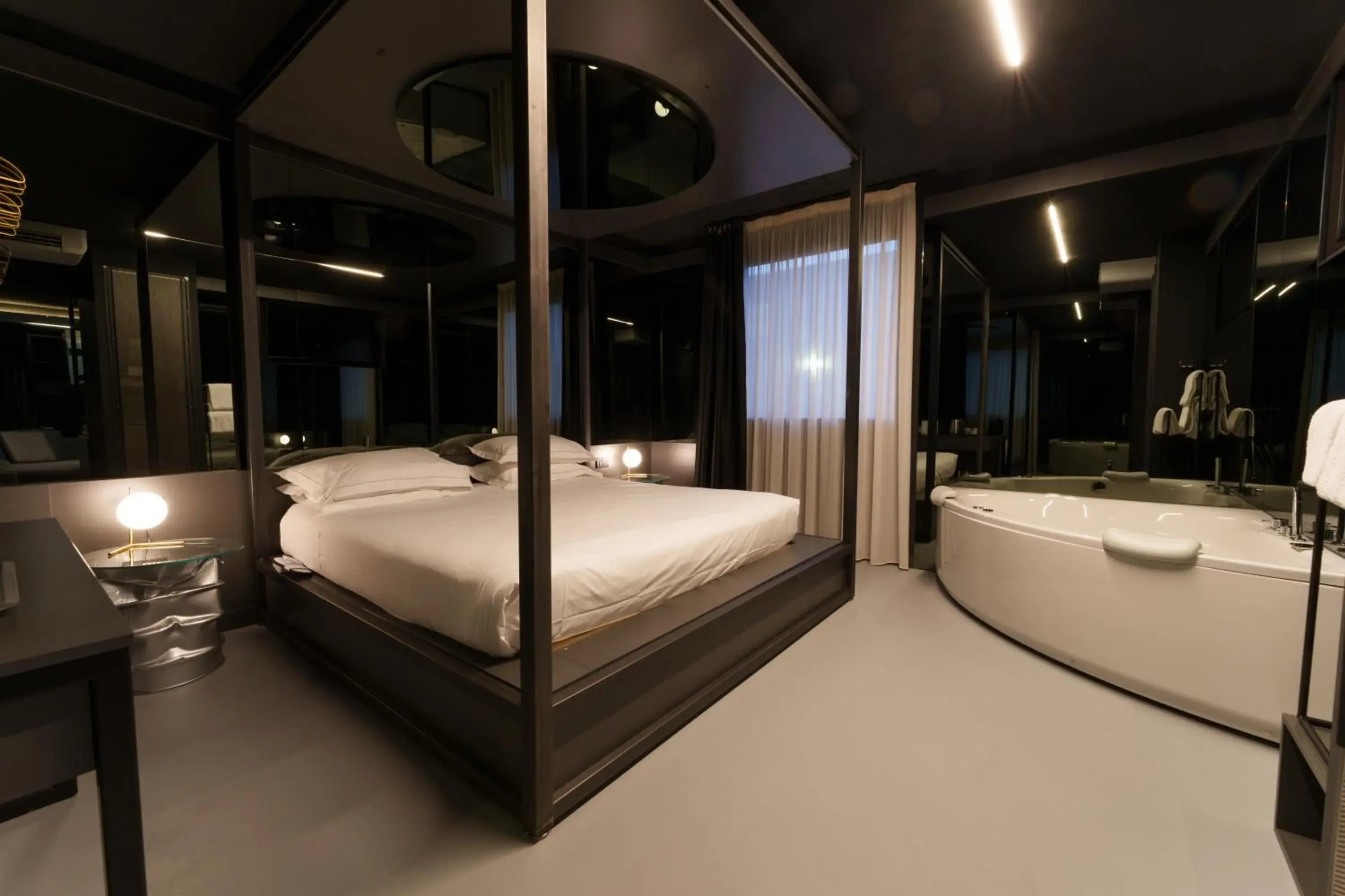 Hot Tub, Bed in The Aries Hotel Hot Tub, Bed in The Aries Hotel