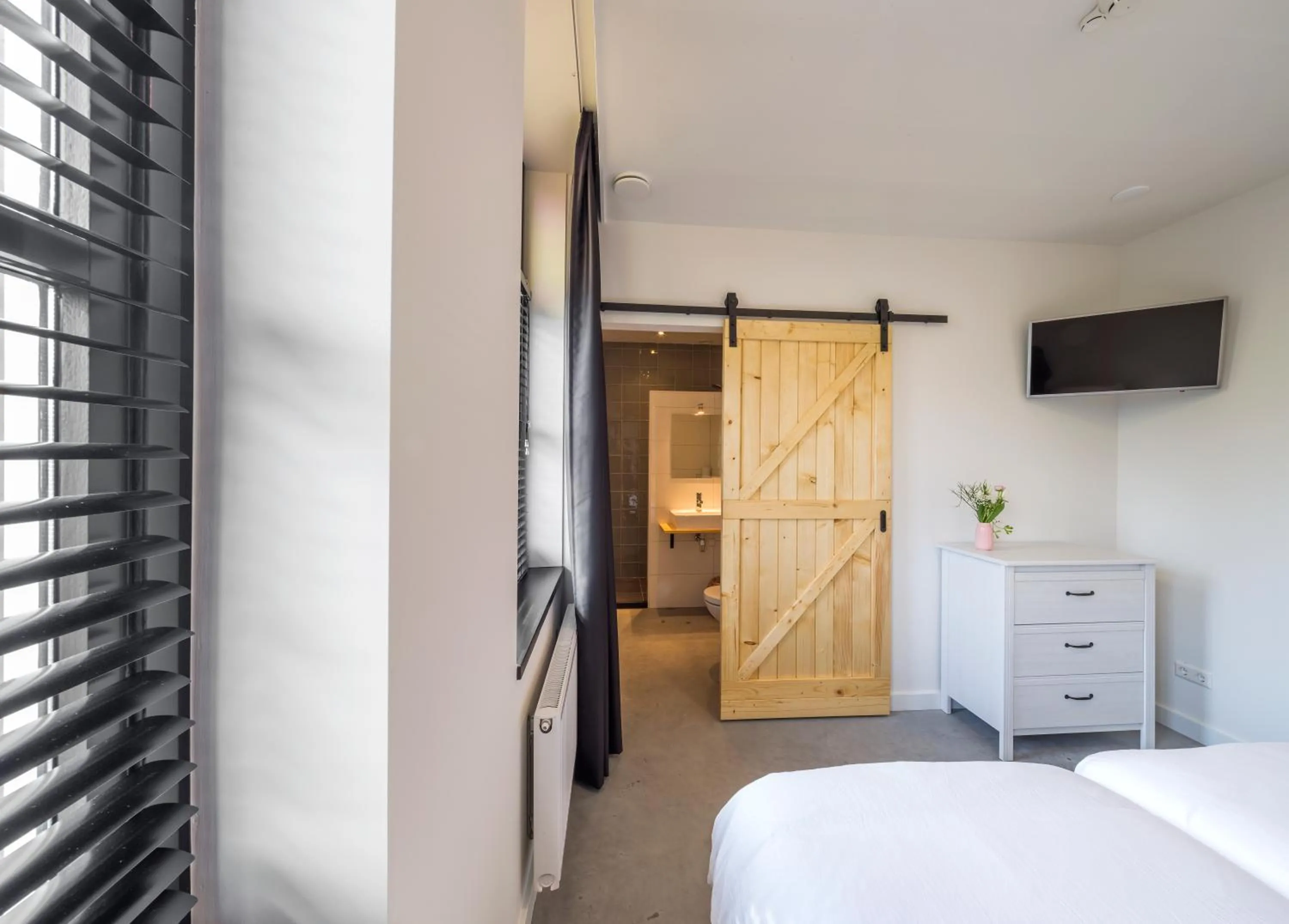 Shower, Bed in Bij Jans