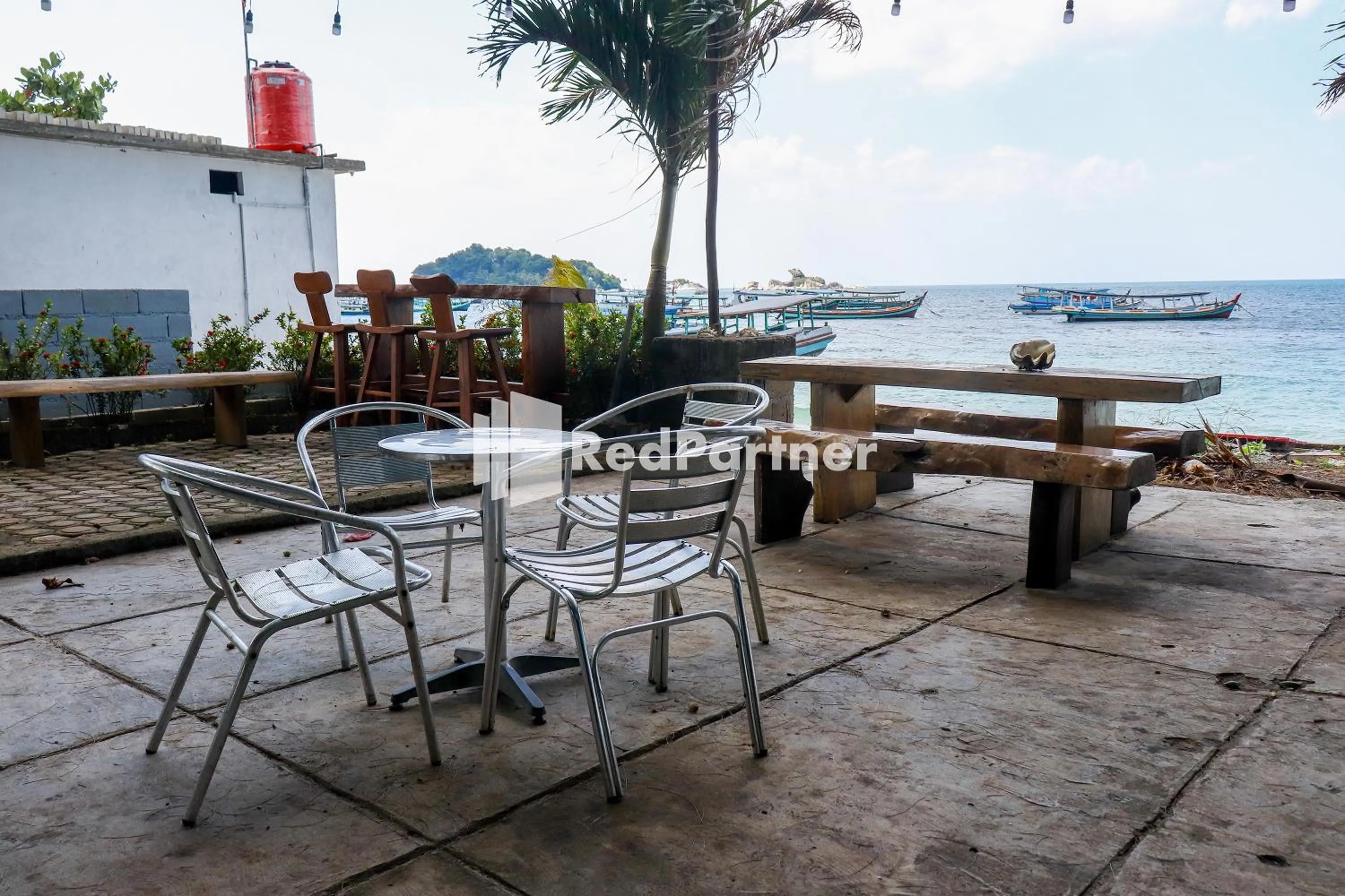 Restaurant/places to eat in Sahabat Pantai Guest House Mitra RedDoorz