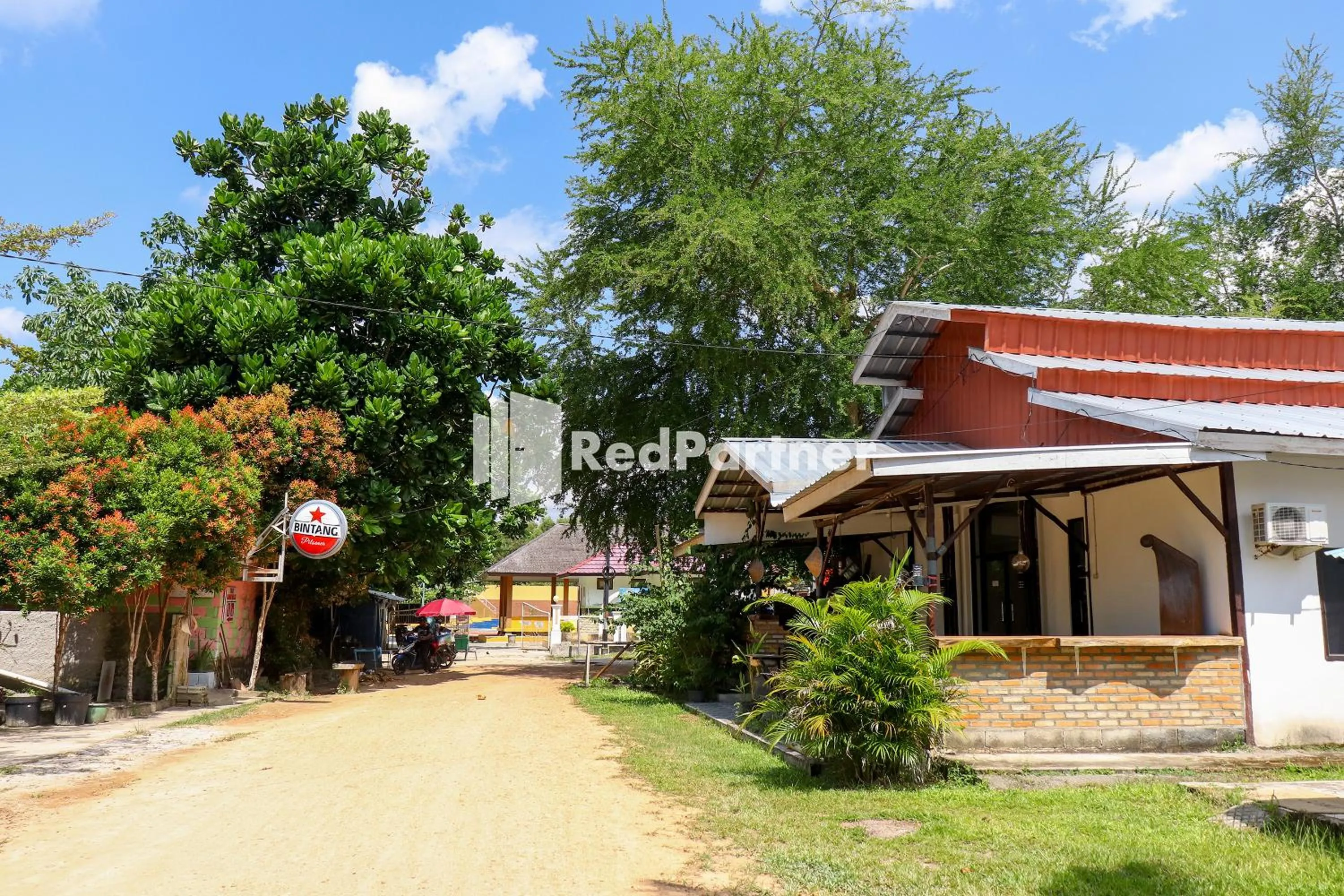 Property building in Sahabat Pantai Guest House Mitra RedDoorz