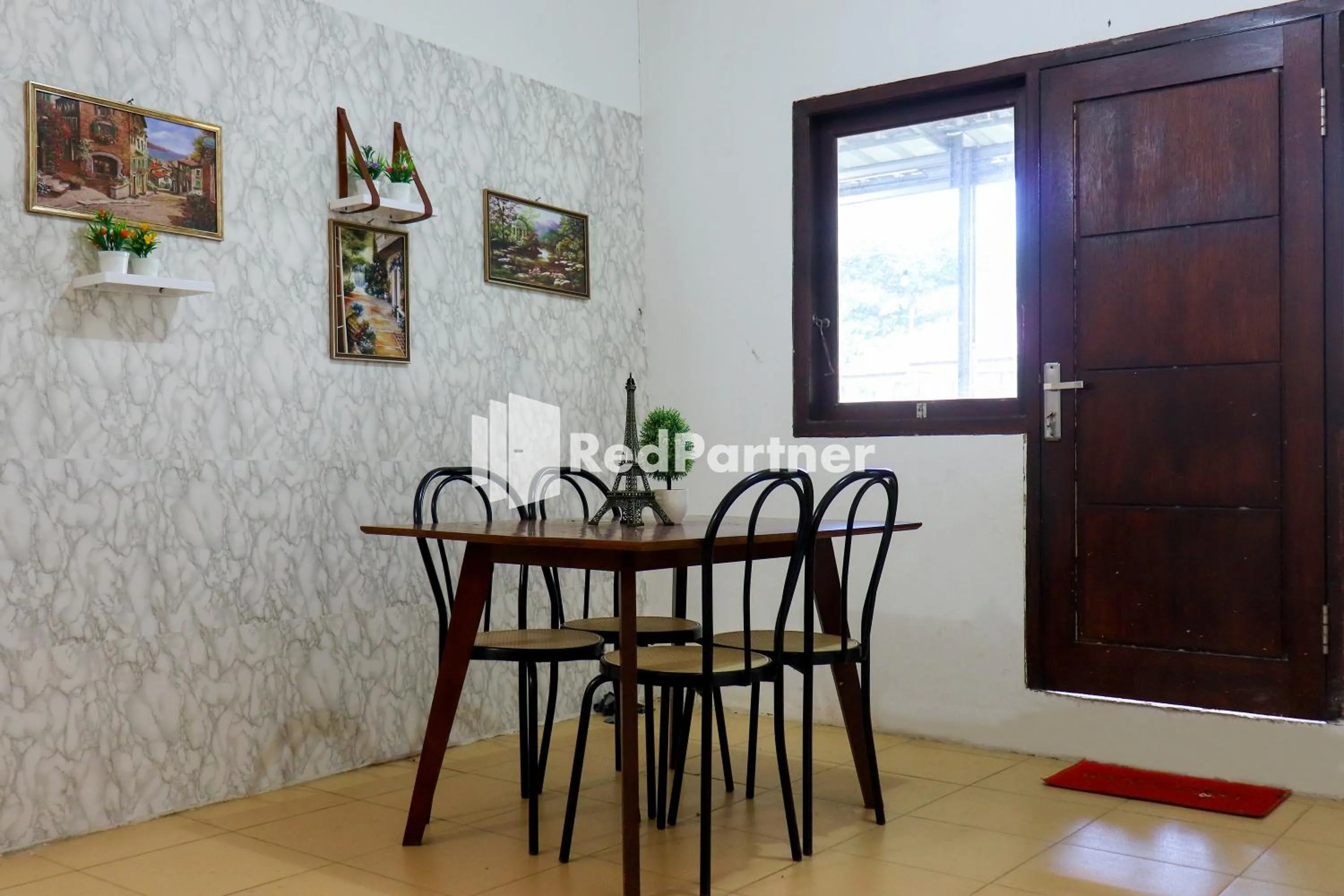 Seating area in Sahabat Pantai Guest House Mitra RedDoorz