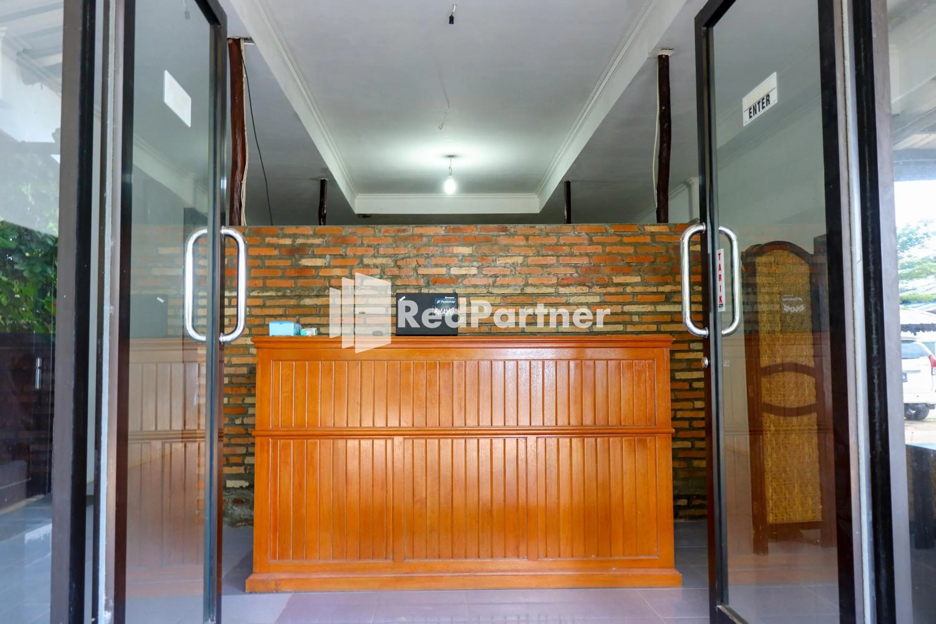 Lobby or reception in Sahabat Pantai Guest House Mitra RedDoorz