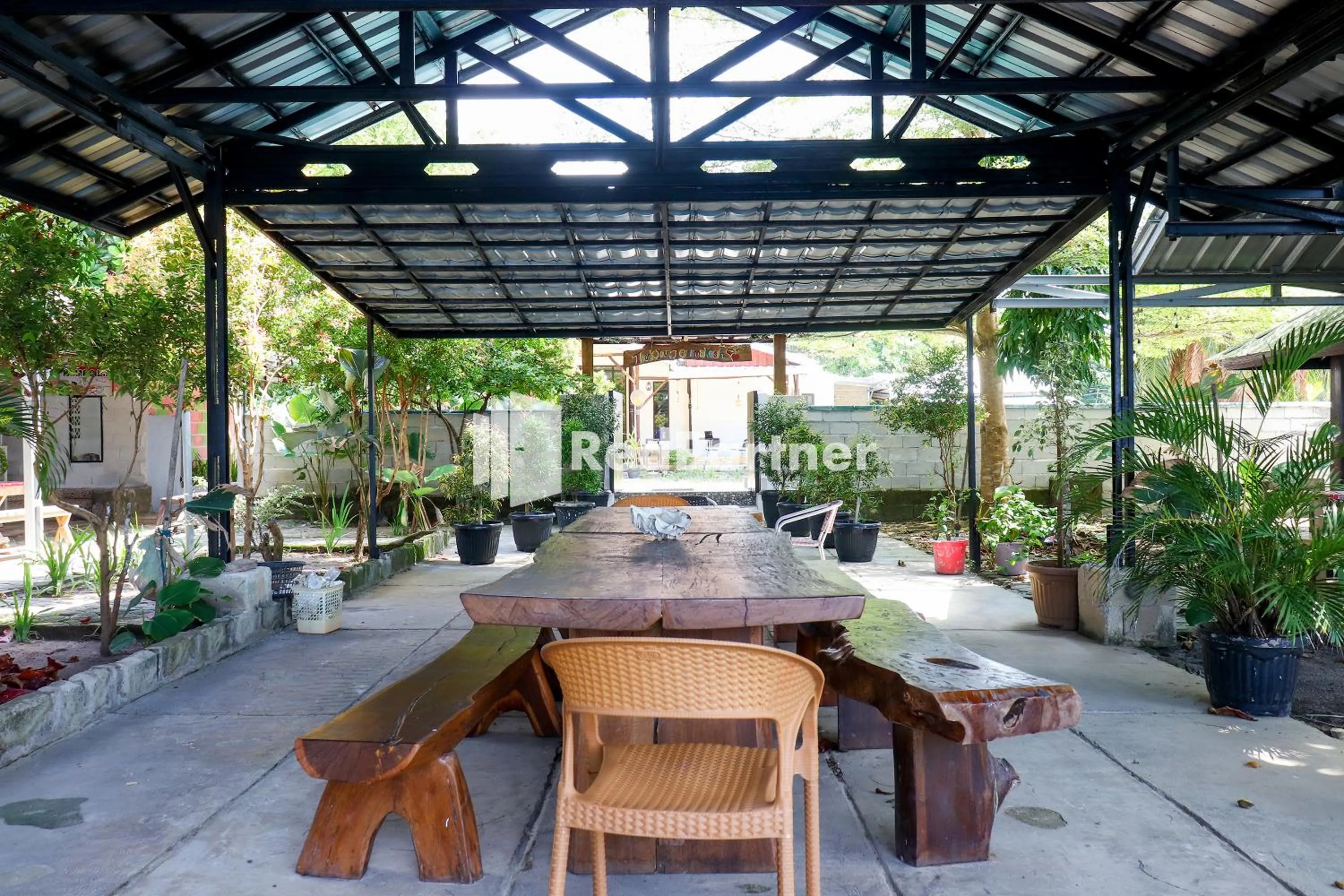 Restaurant/places to eat in Sahabat Pantai Guest House Mitra RedDoorz