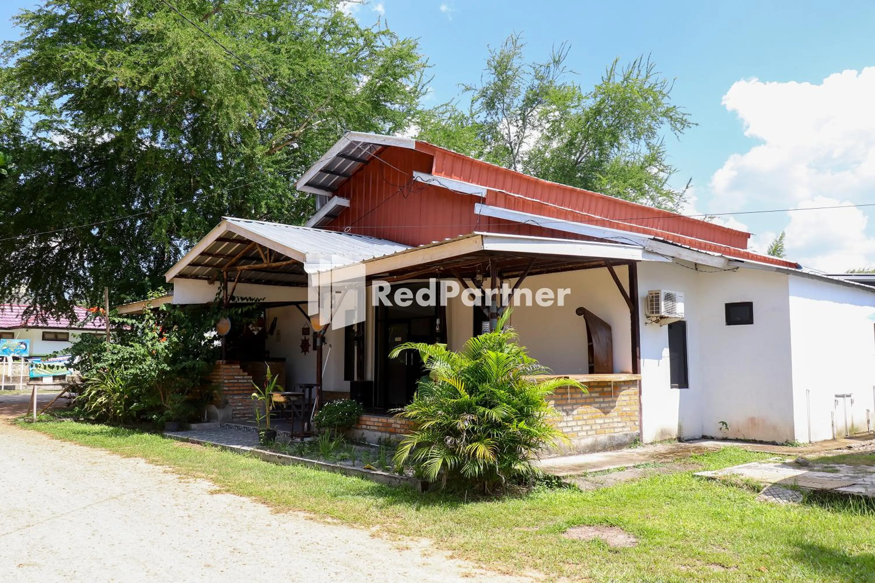 Property building in Sahabat Pantai Guest House Mitra RedDoorz