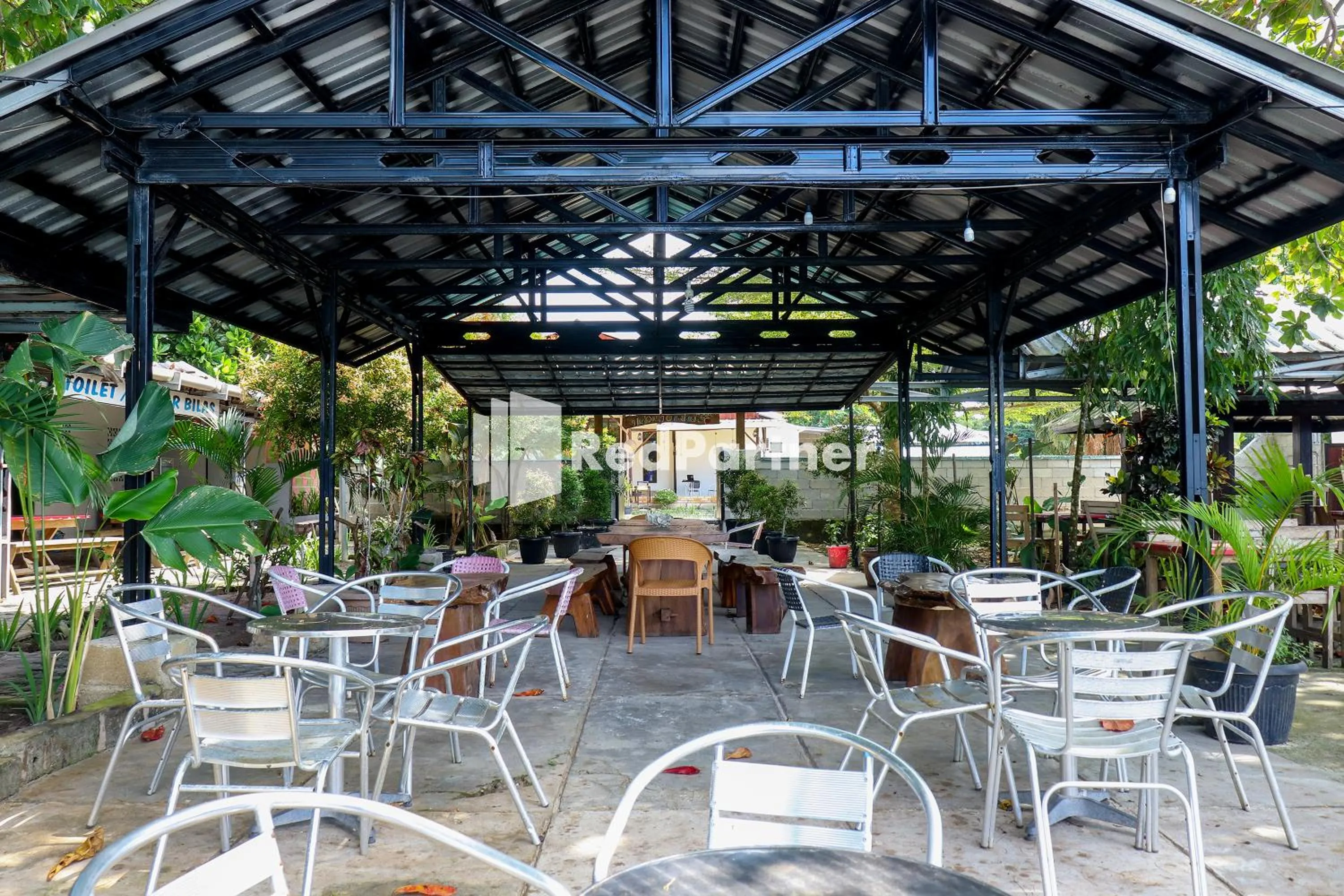 Restaurant/places to eat in Sahabat Pantai Guest House Mitra RedDoorz