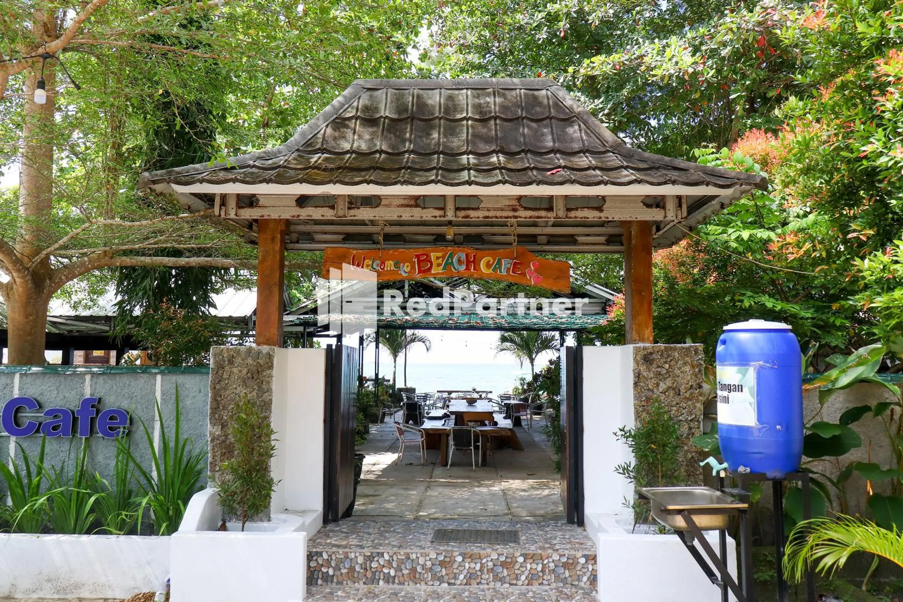 Restaurant/places to eat in Sahabat Pantai Guest House Mitra RedDoorz