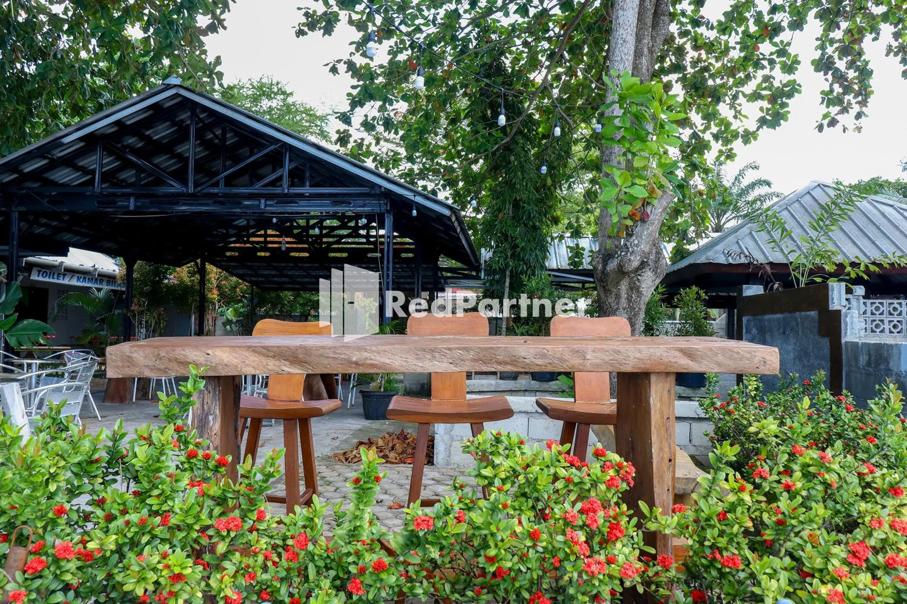 Restaurant/places to eat in Sahabat Pantai Guest House Mitra RedDoorz