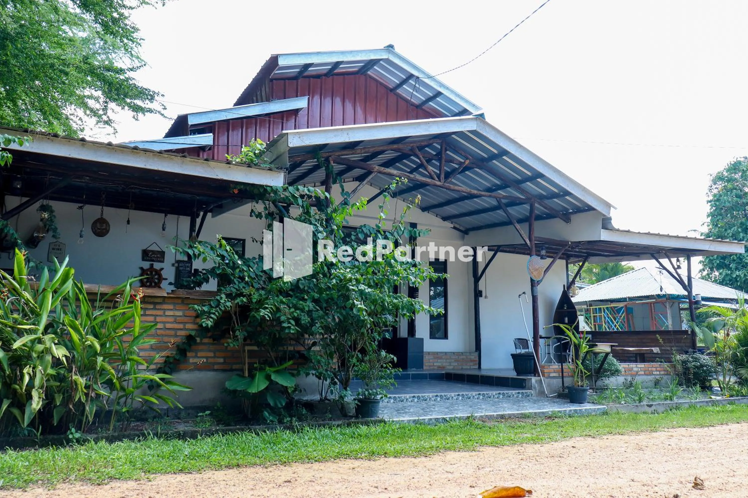 Property building in Sahabat Pantai Guest House Mitra RedDoorz