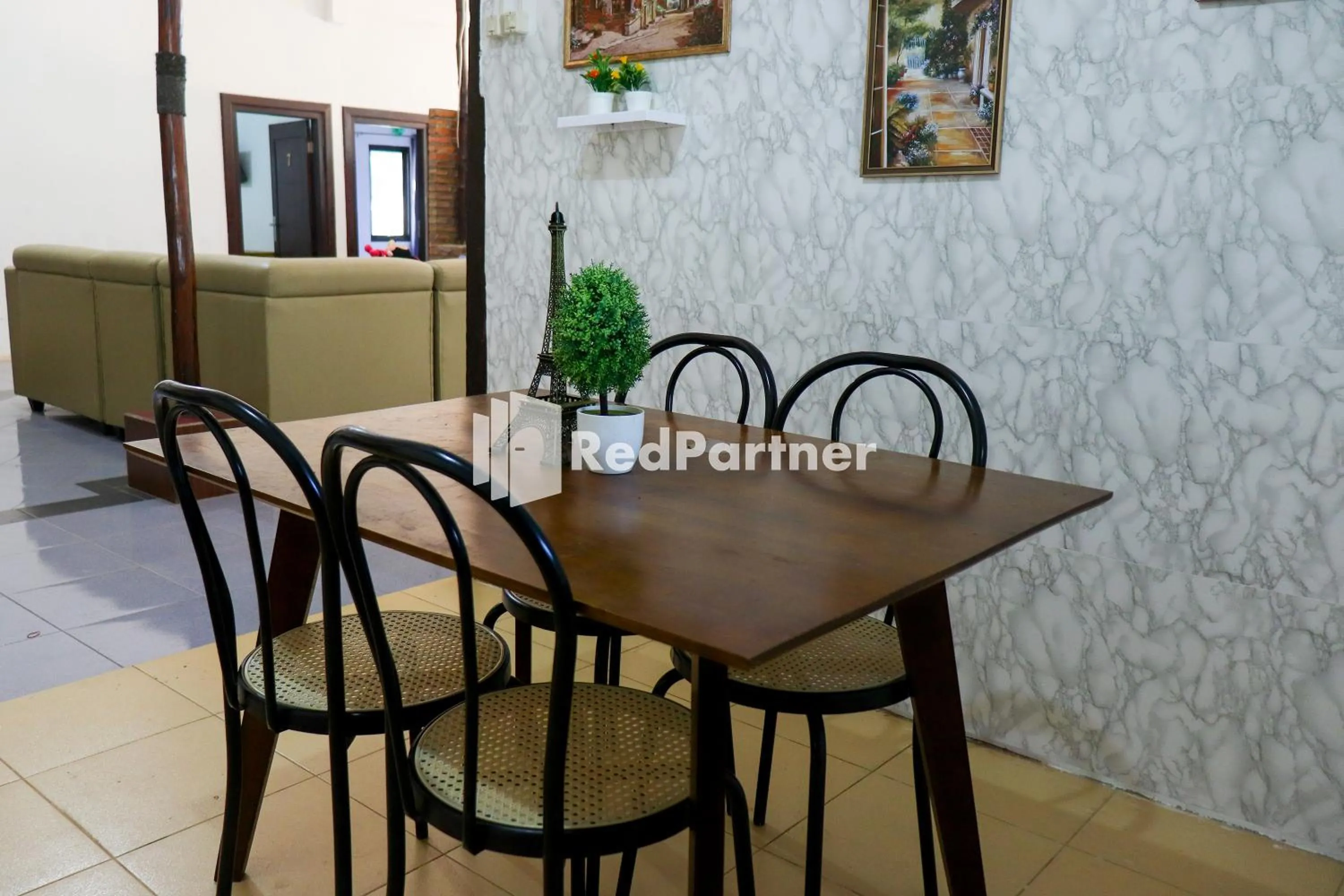 Seating area in Sahabat Pantai Guest House Mitra RedDoorz