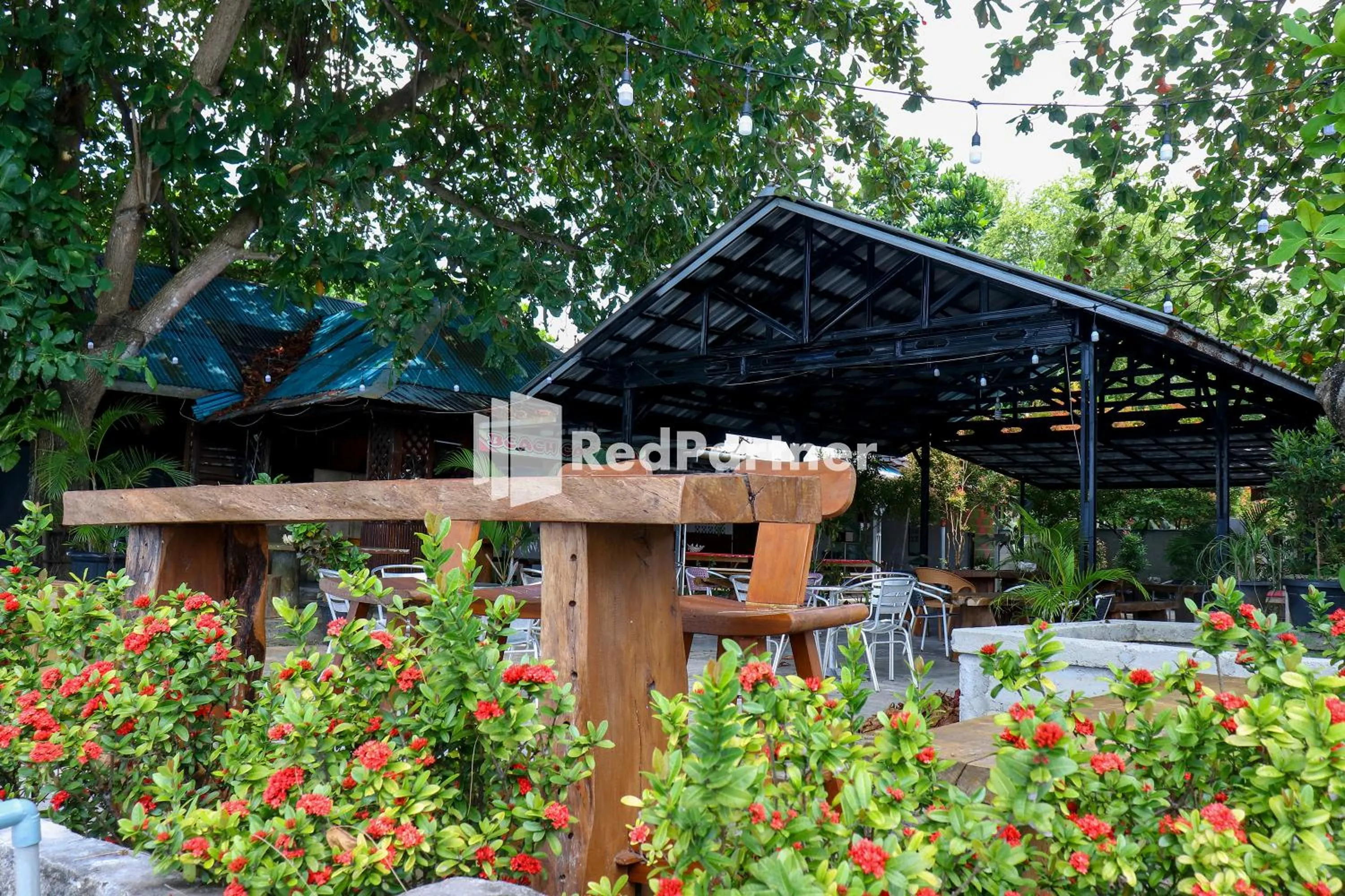 Restaurant/places to eat in Sahabat Pantai Guest House Mitra RedDoorz