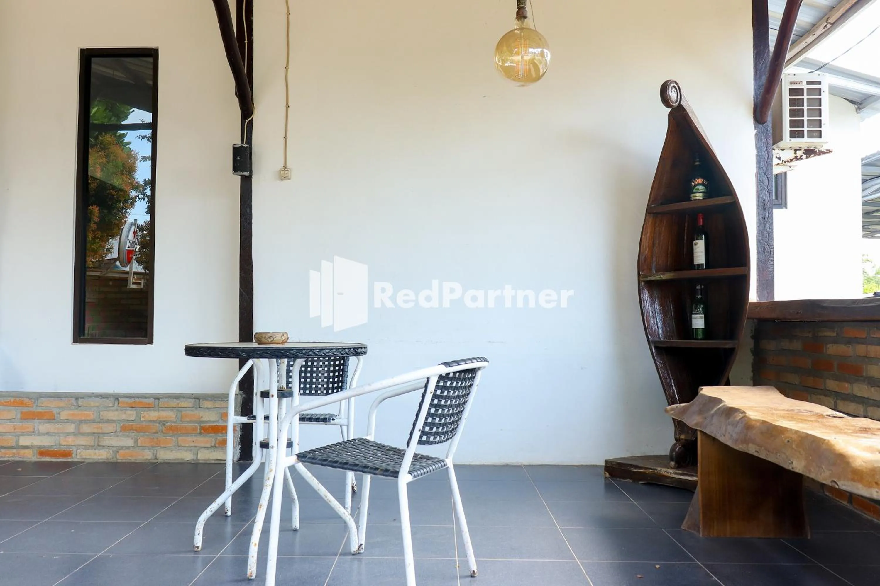 Seating area in Sahabat Pantai Guest House Mitra RedDoorz