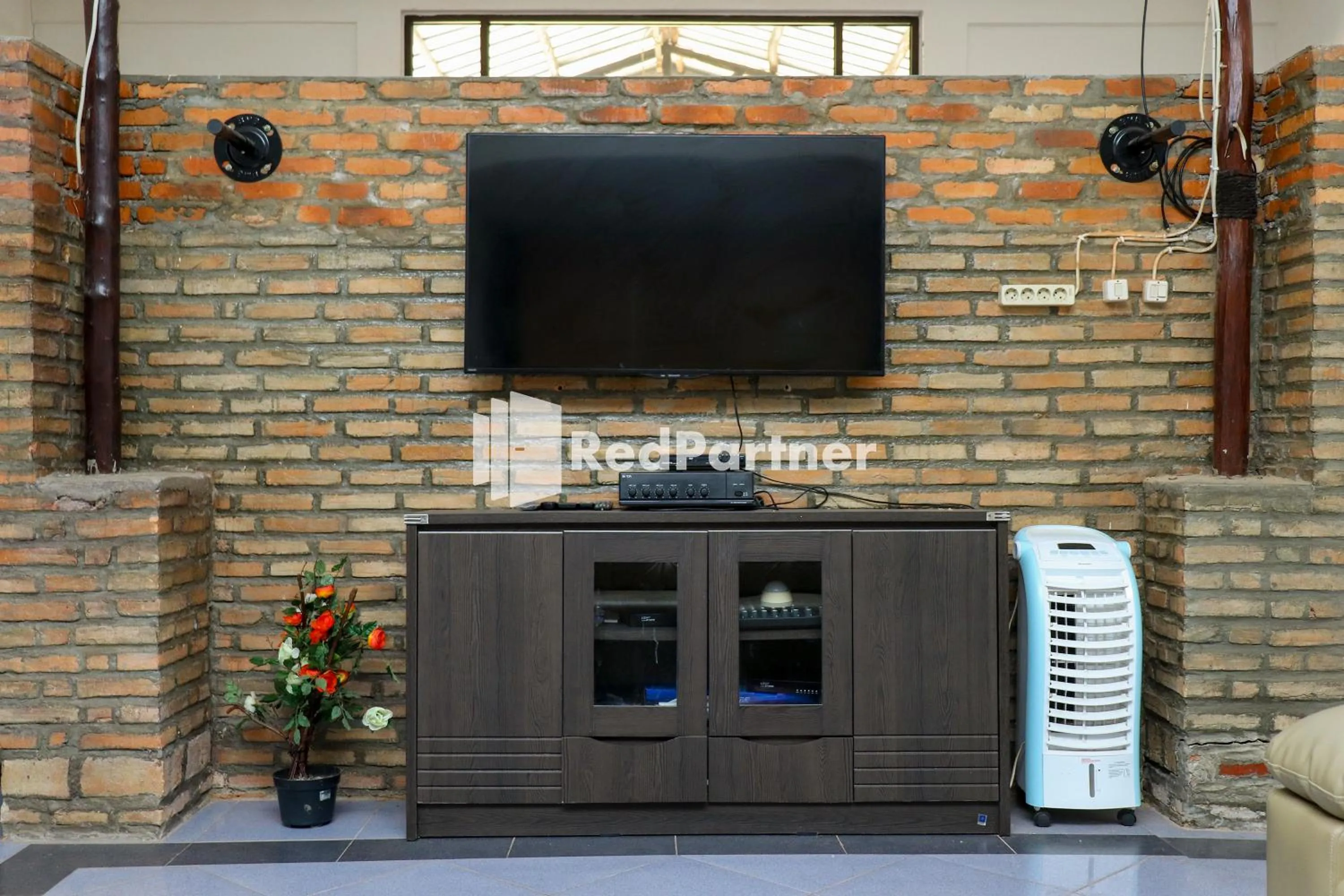 Communal lounge/ TV room in Sahabat Pantai Guest House Mitra RedDoorz