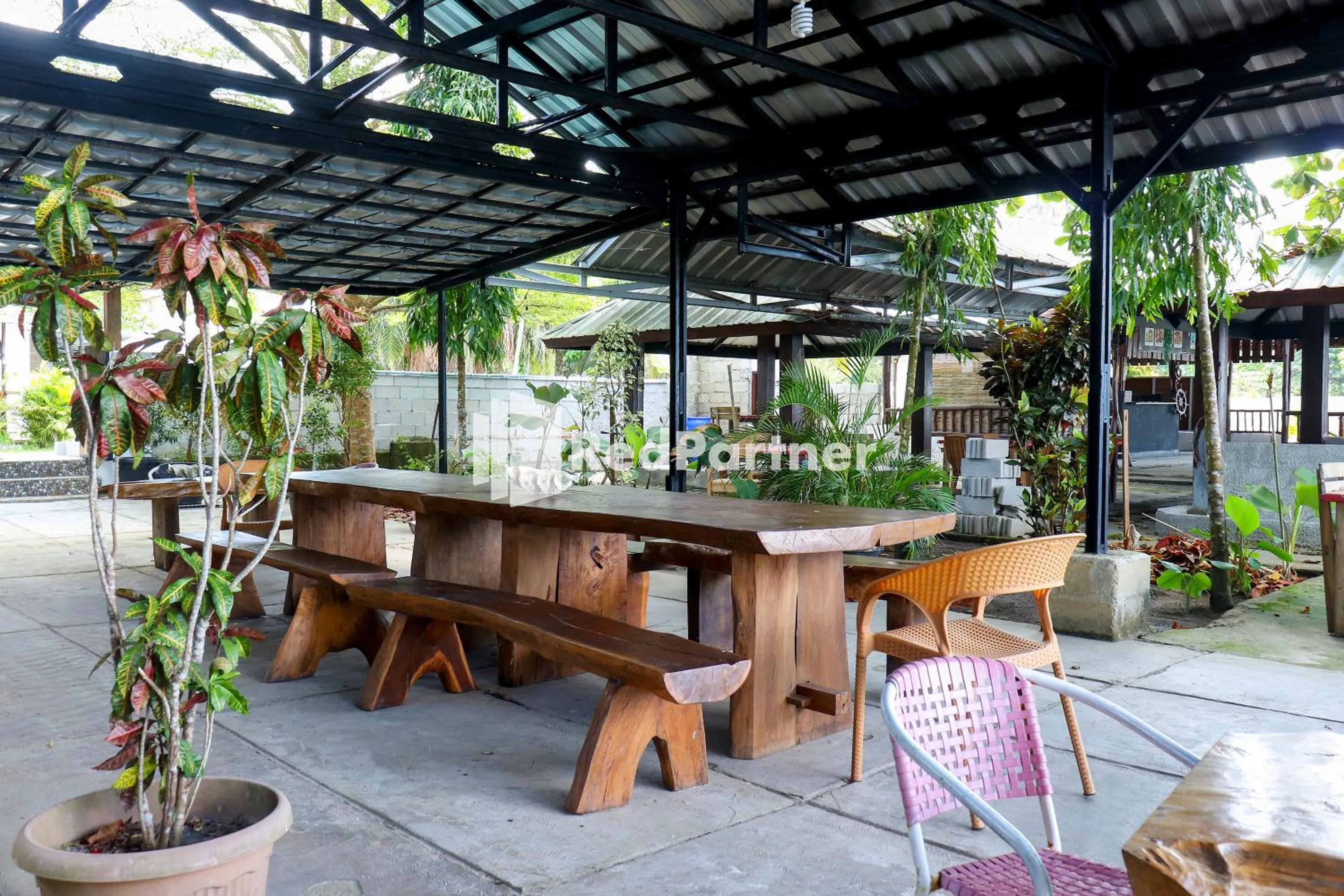 Restaurant/places to eat in Sahabat Pantai Guest House Mitra RedDoorz