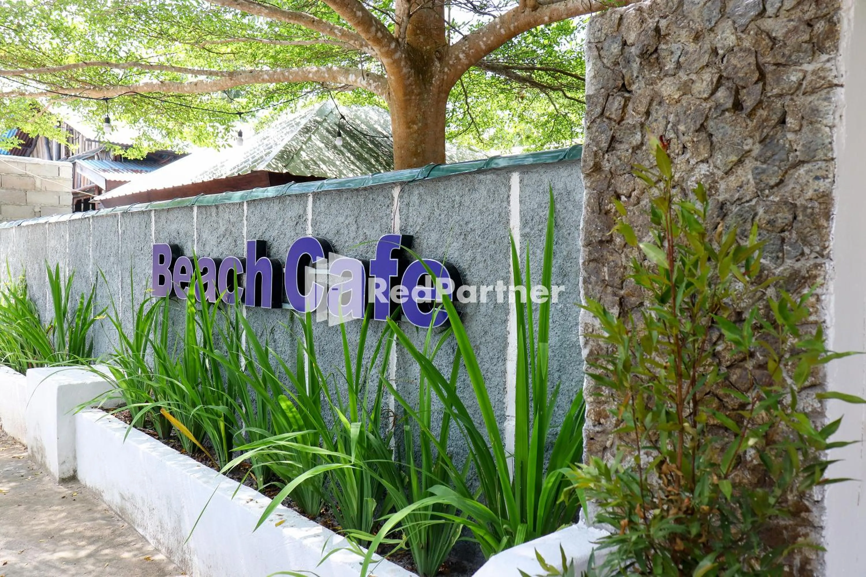 Restaurant/places to eat in Sahabat Pantai Guest House Mitra RedDoorz