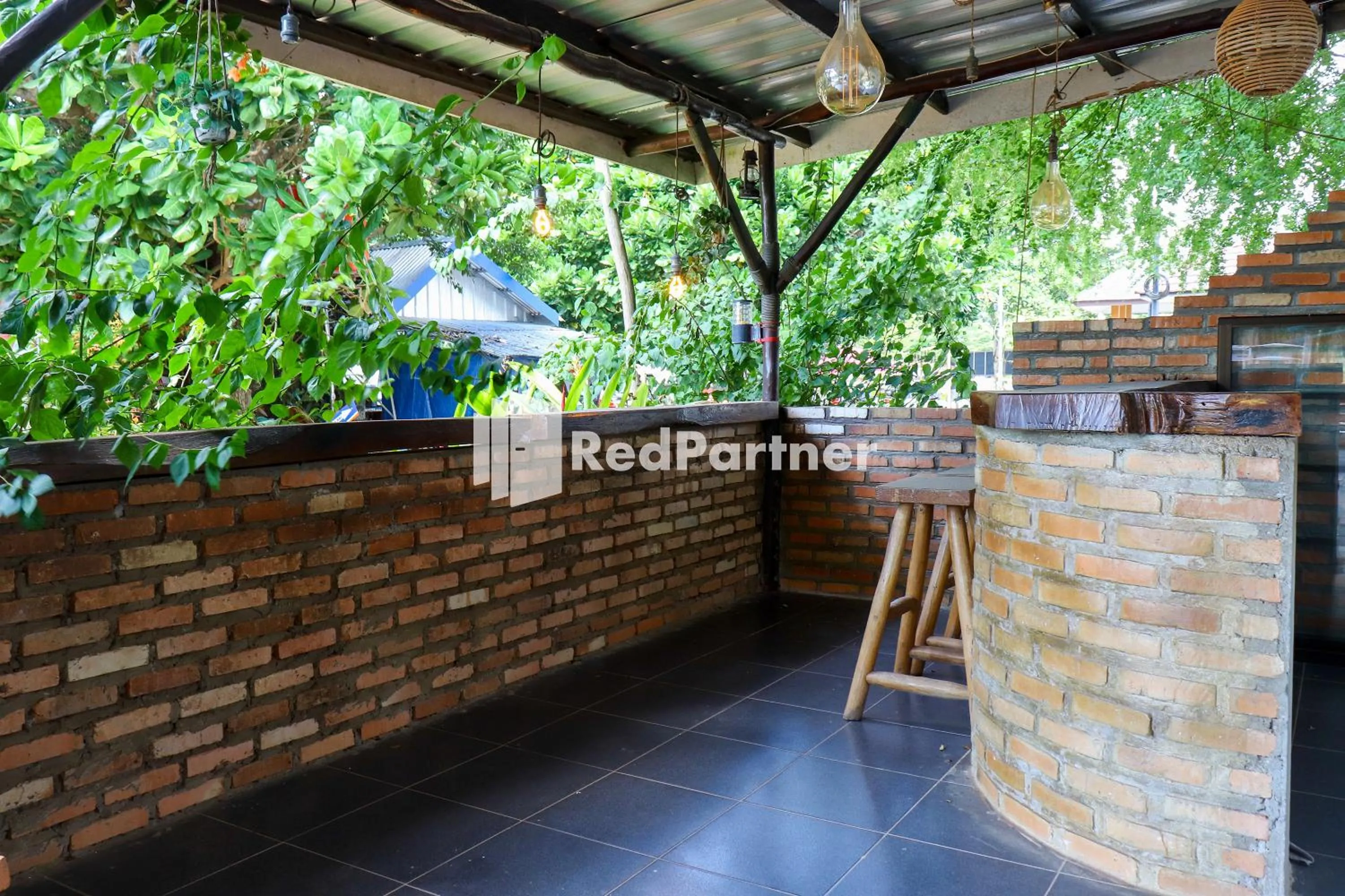 Restaurant/places to eat in Sahabat Pantai Guest House Mitra RedDoorz