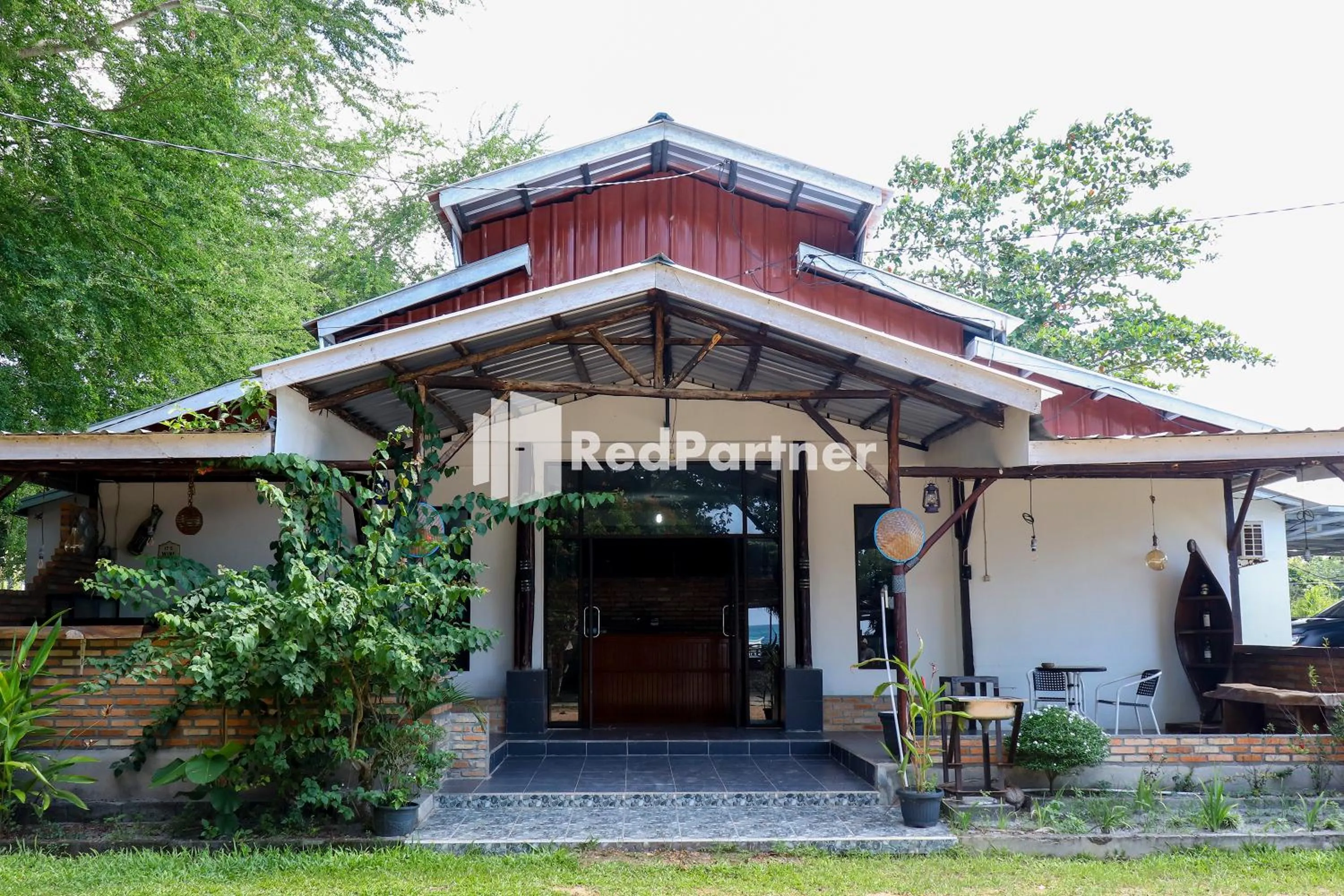Property building in Sahabat Pantai Guest House Mitra RedDoorz