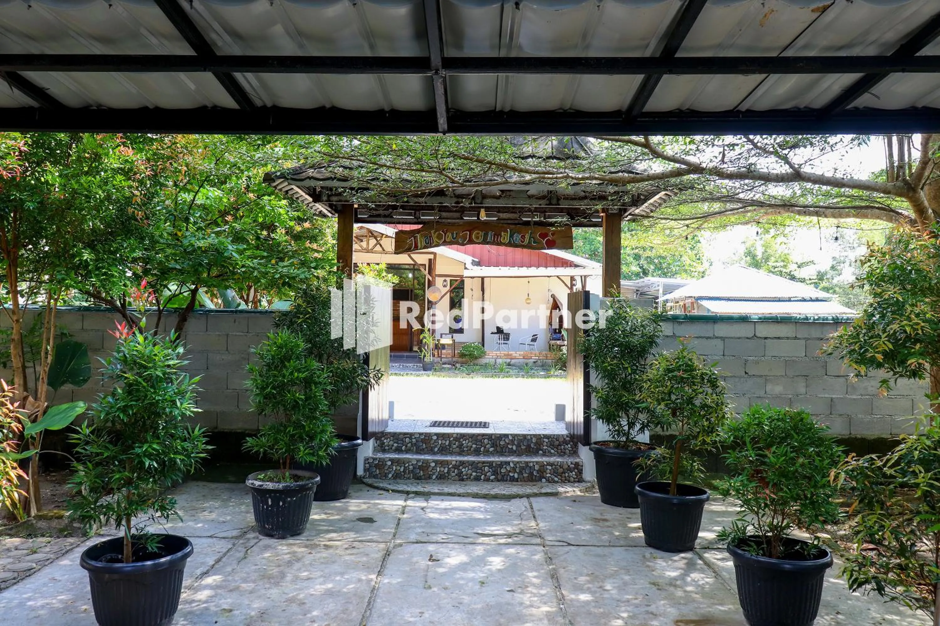 Restaurant/places to eat in Sahabat Pantai Guest House Mitra RedDoorz