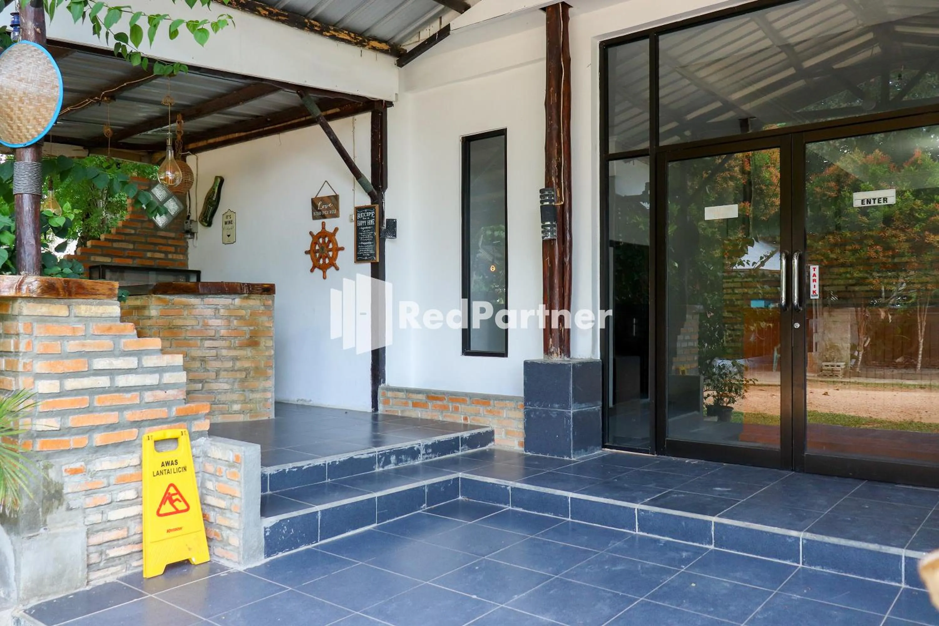 Lobby or reception in Sahabat Pantai Guest House Mitra RedDoorz