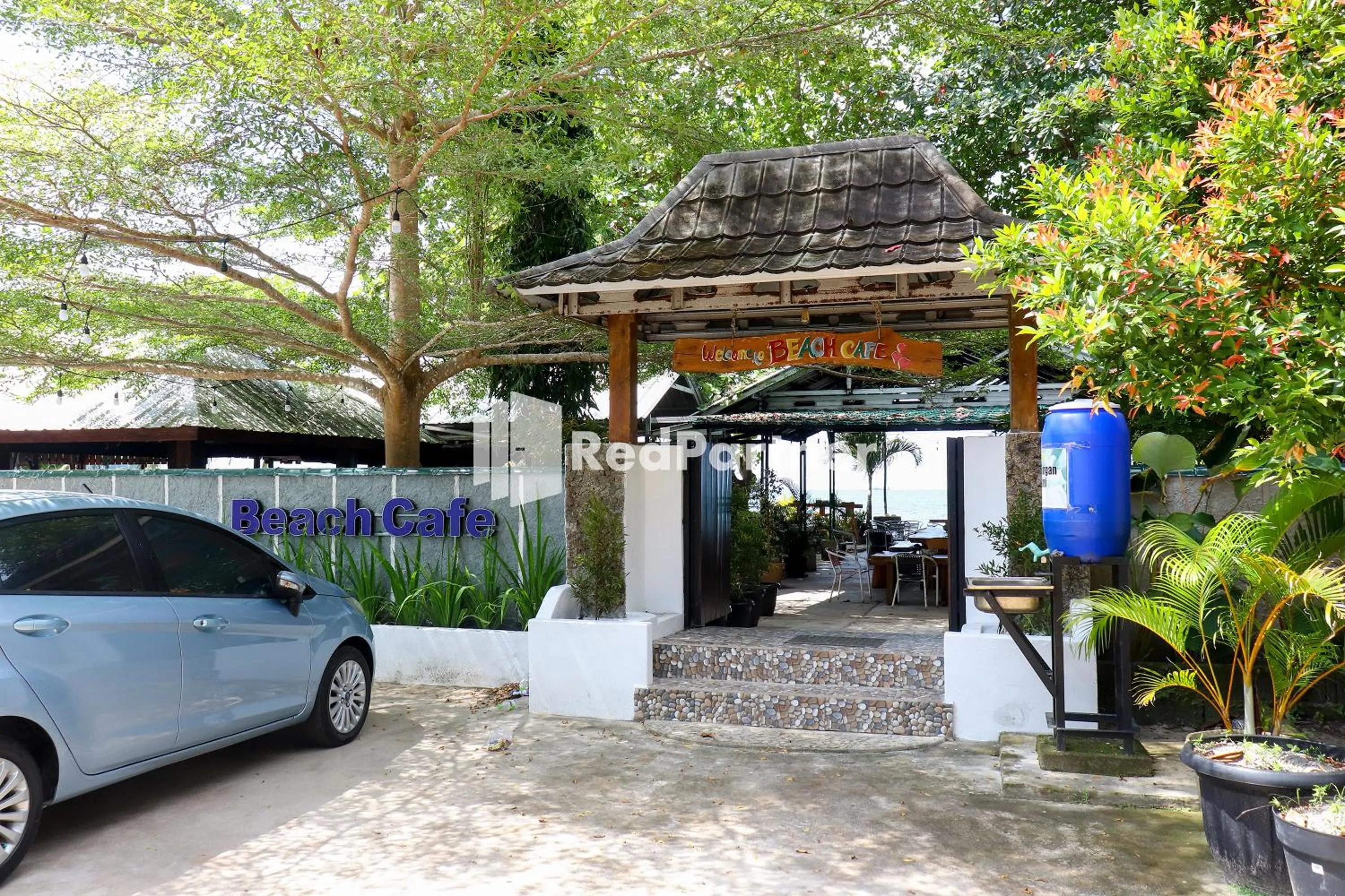 Restaurant/places to eat in Sahabat Pantai Guest House Mitra RedDoorz