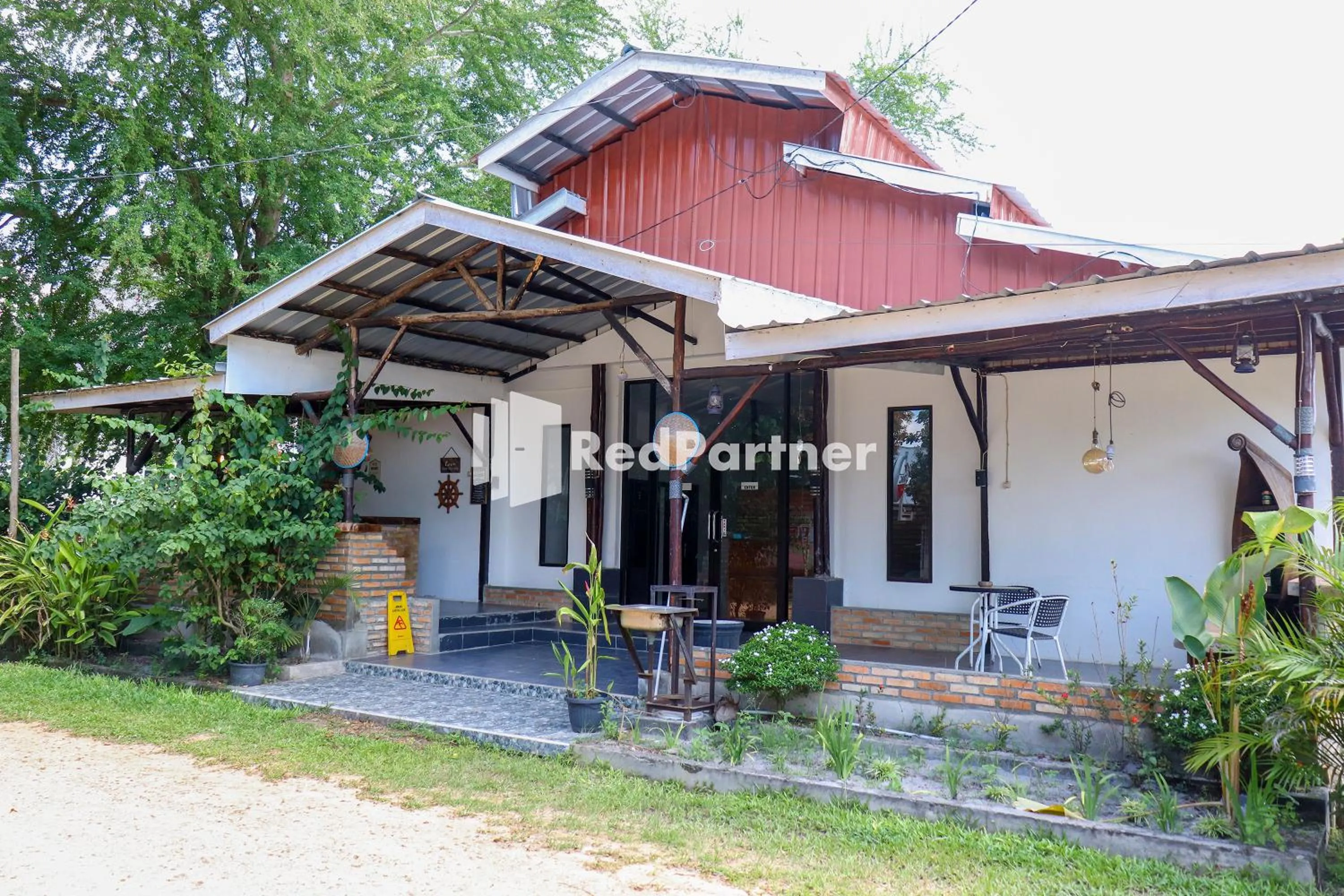 Property building in Sahabat Pantai Guest House Mitra RedDoorz