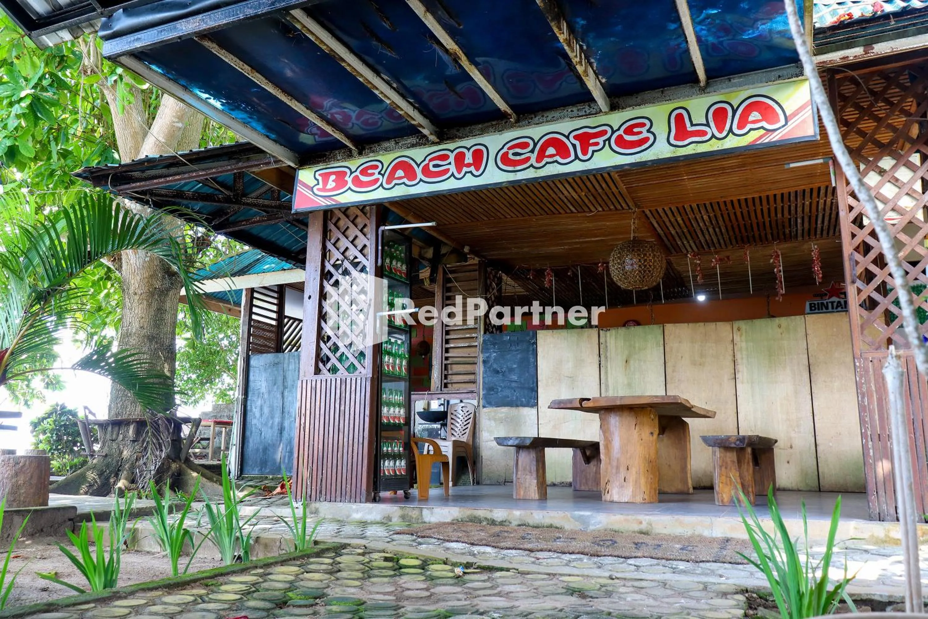 Restaurant/places to eat in Sahabat Pantai Guest House Mitra RedDoorz