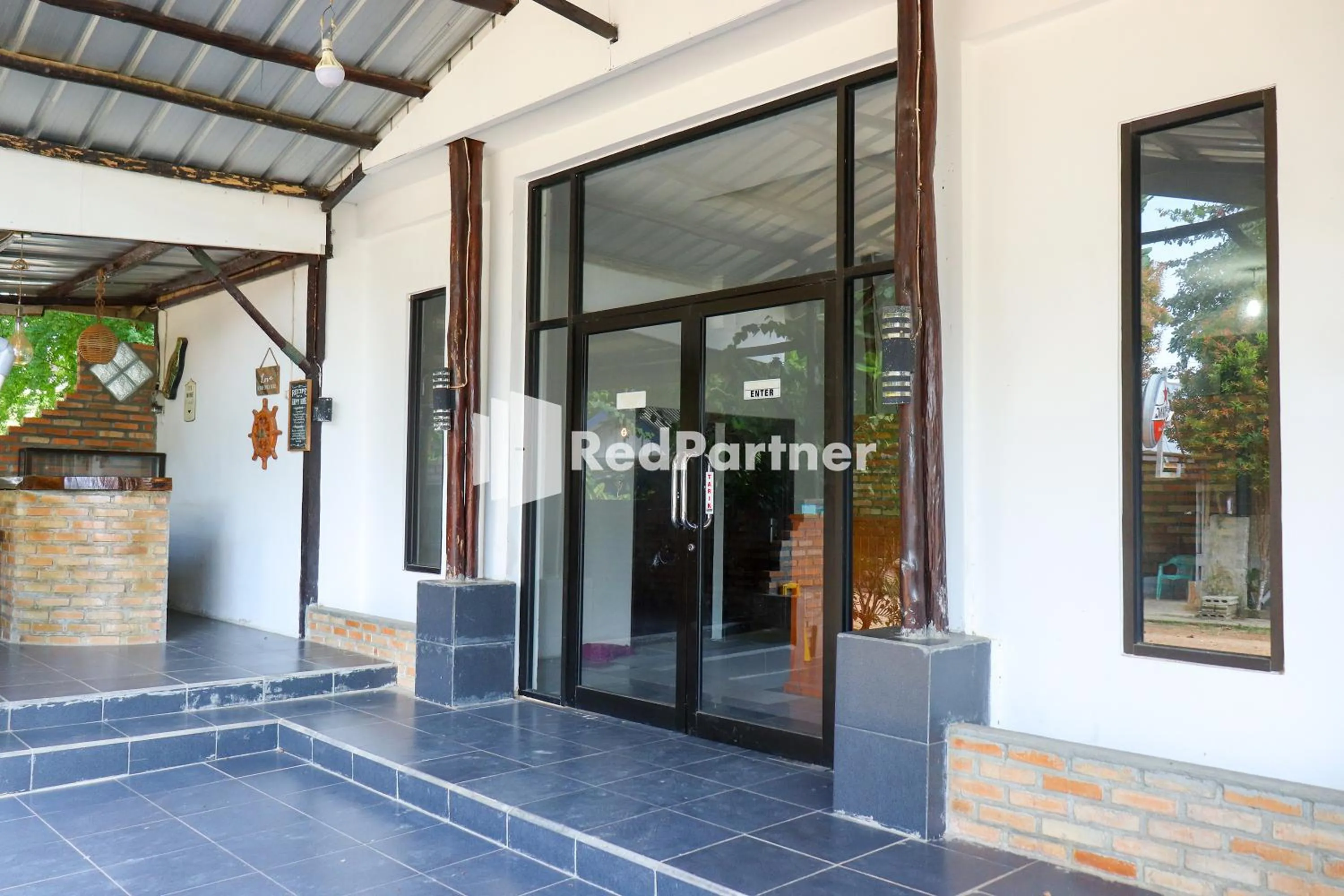 Lobby or reception in Sahabat Pantai Guest House Mitra RedDoorz