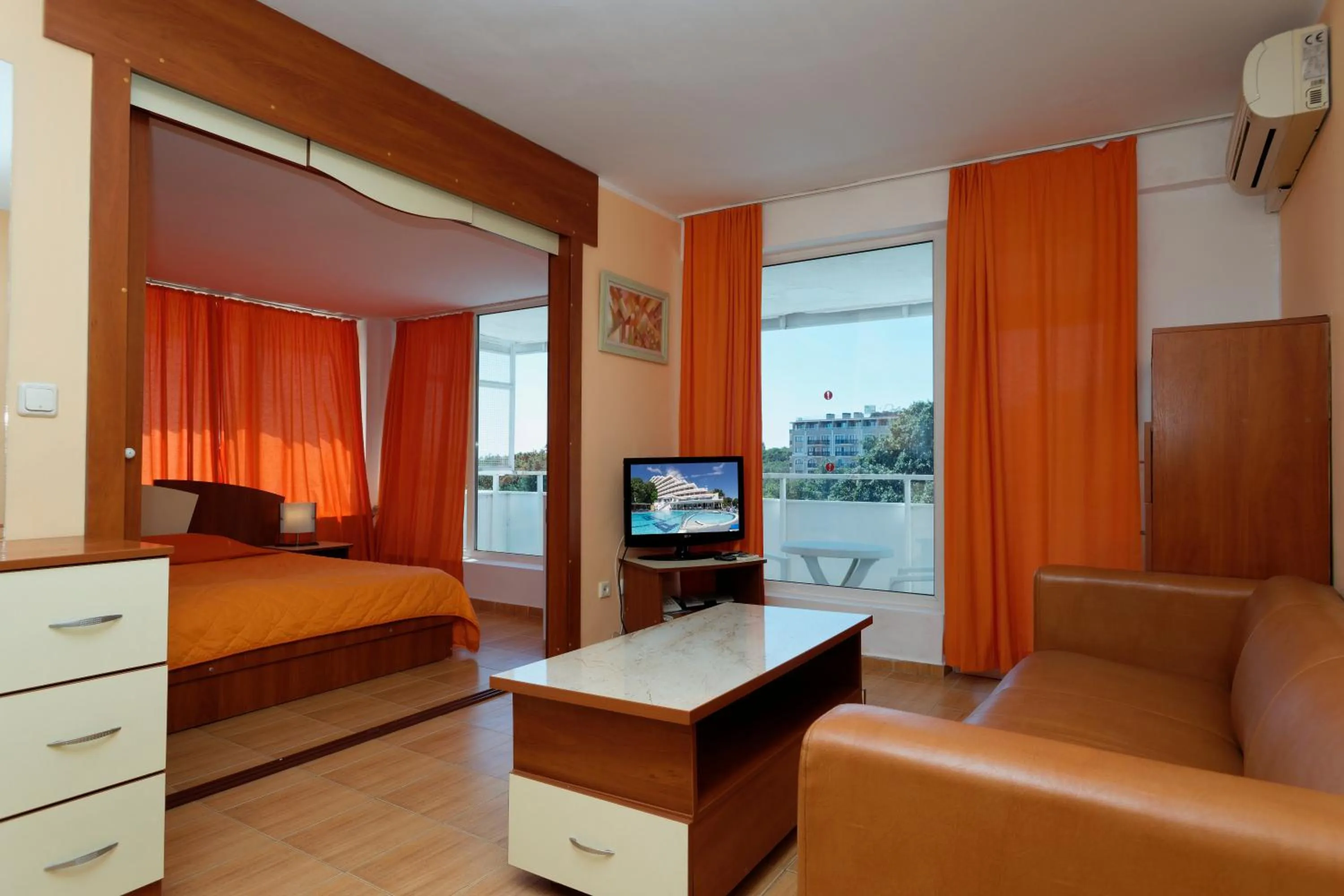 Communal lounge/ TV room, Bed in Hotel Pliska All inclusive