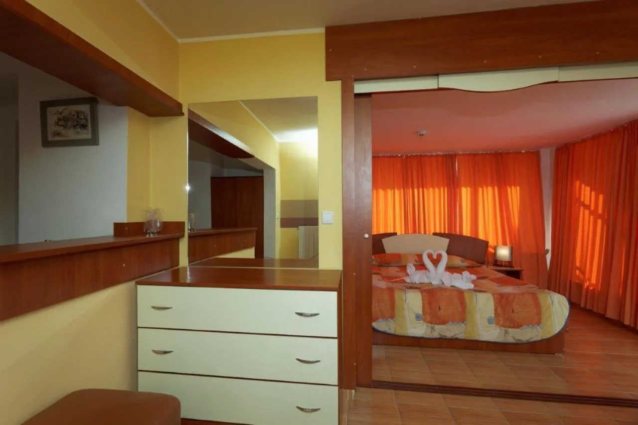 Communal lounge/ TV room, Bed in Hotel Pliska All inclusive